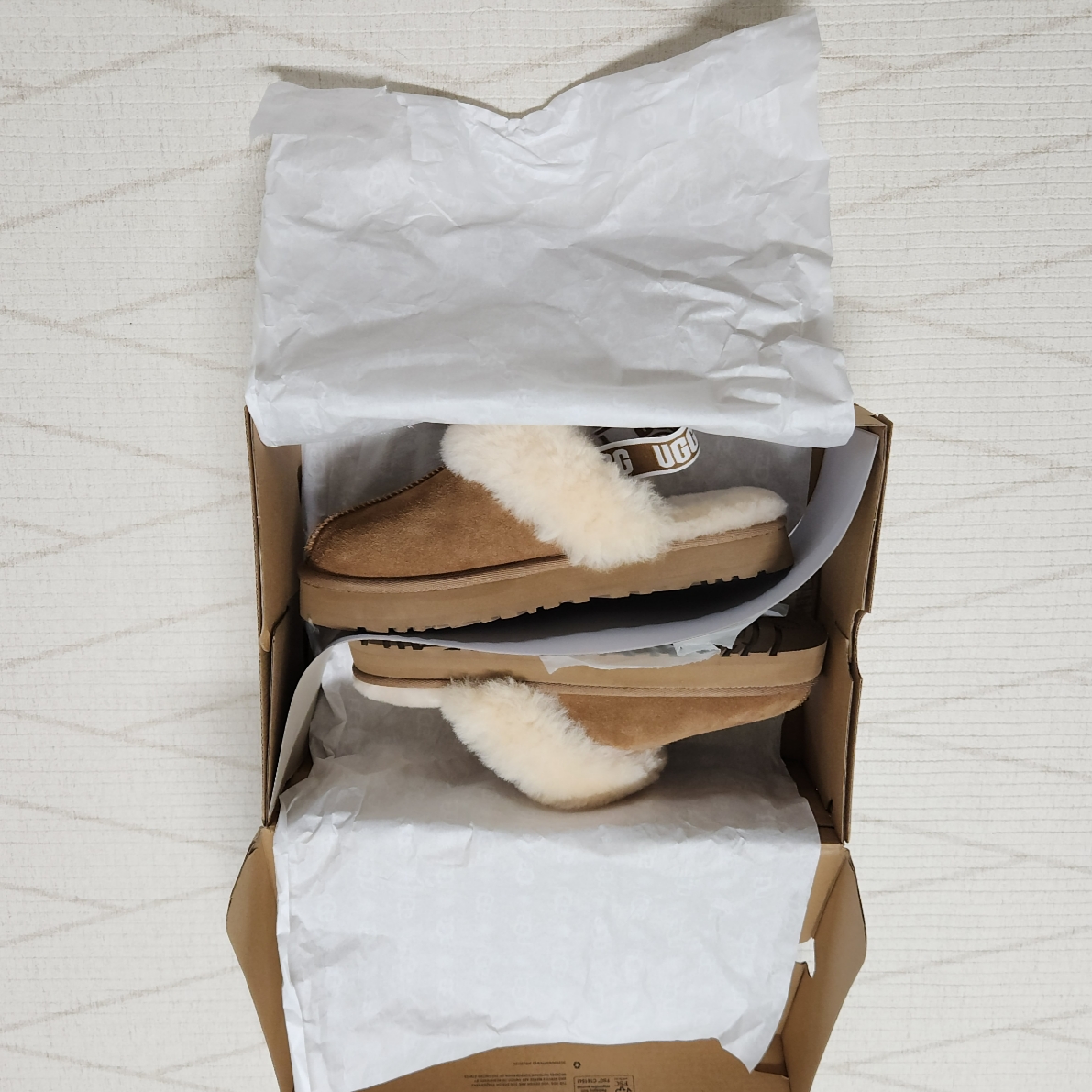 (Kids) UGG Funkette Slides Chestnut 착용 스타일 - 1