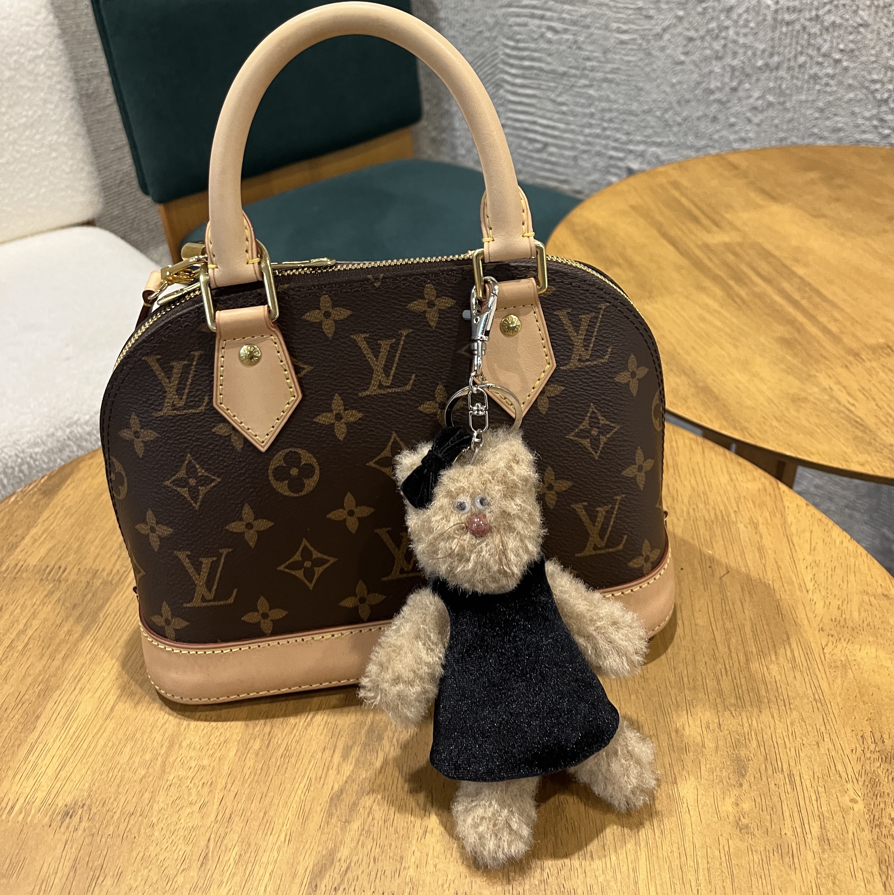 Louis Vuitton Alma BB Monogram 착용 스타일 - 3