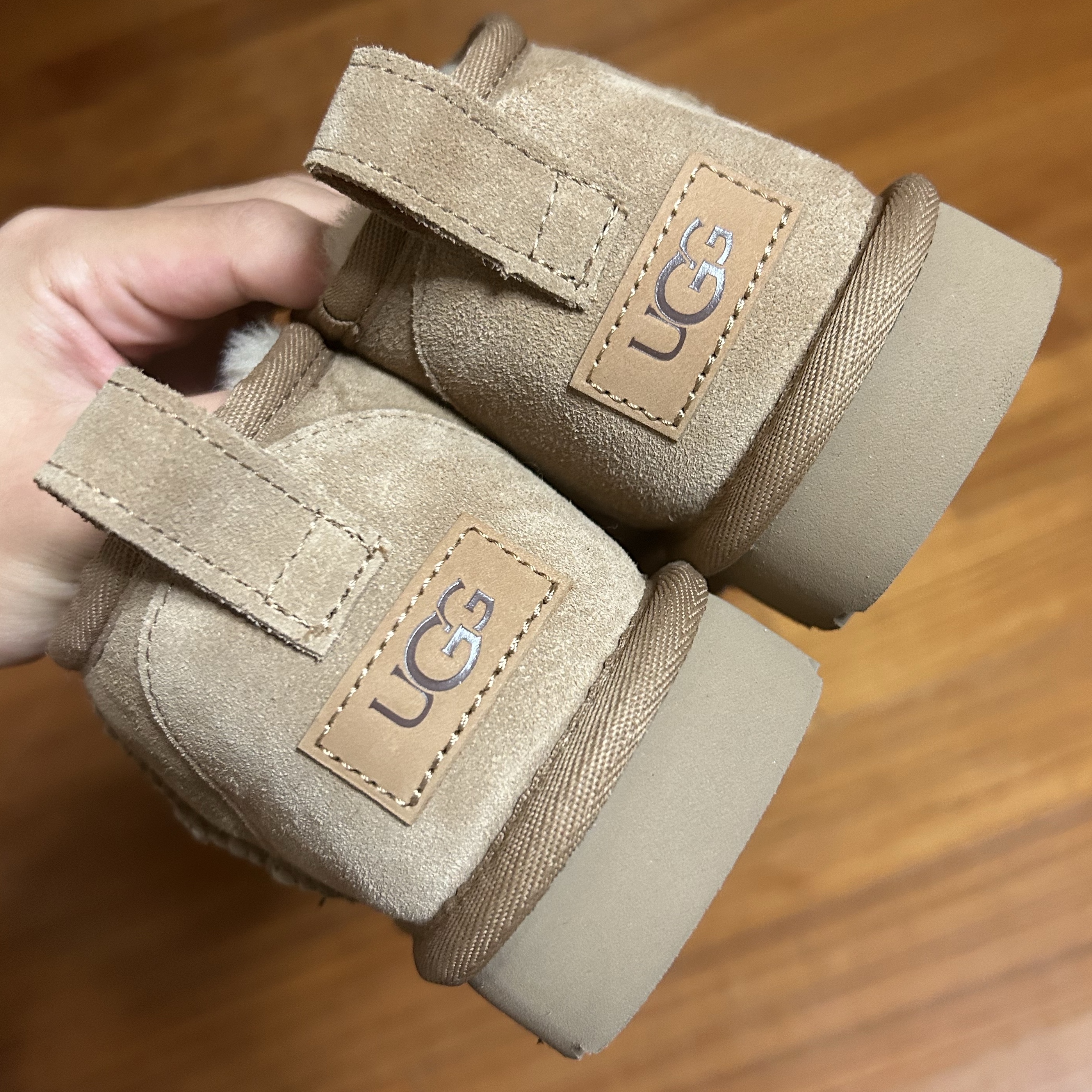 (W) UGG Classic Ultra Mini Boots Chestnut 착용 스타일 - 1