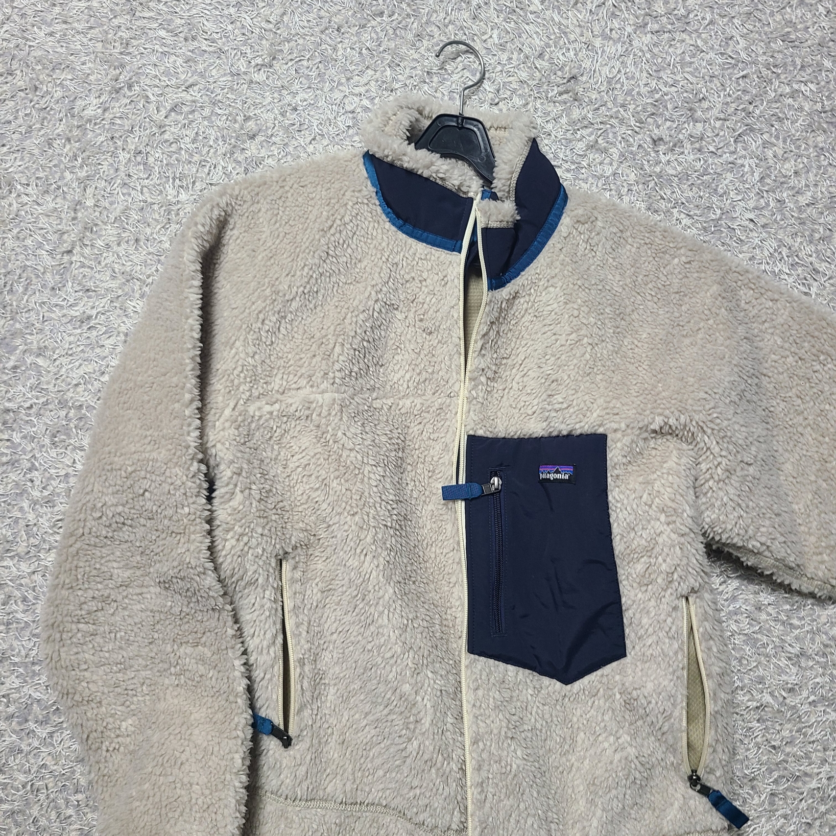 Patagonia Classic Retro-X Jacket Natural 착용 스타일 - 2