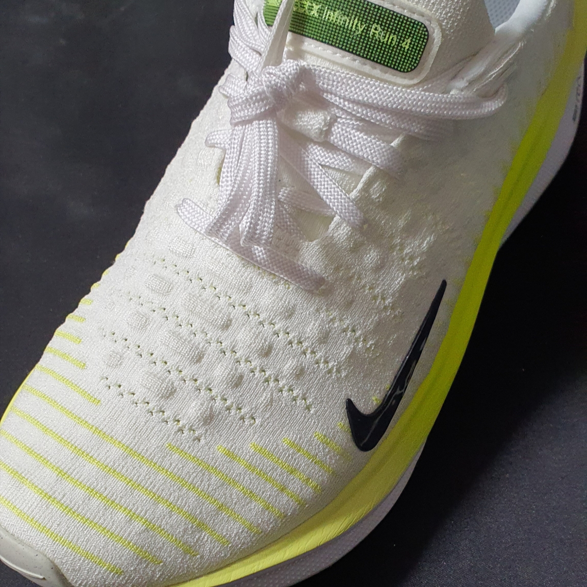 Nike ReactX Infinity Run 4 White Light Lemon Twist 착용 스타일