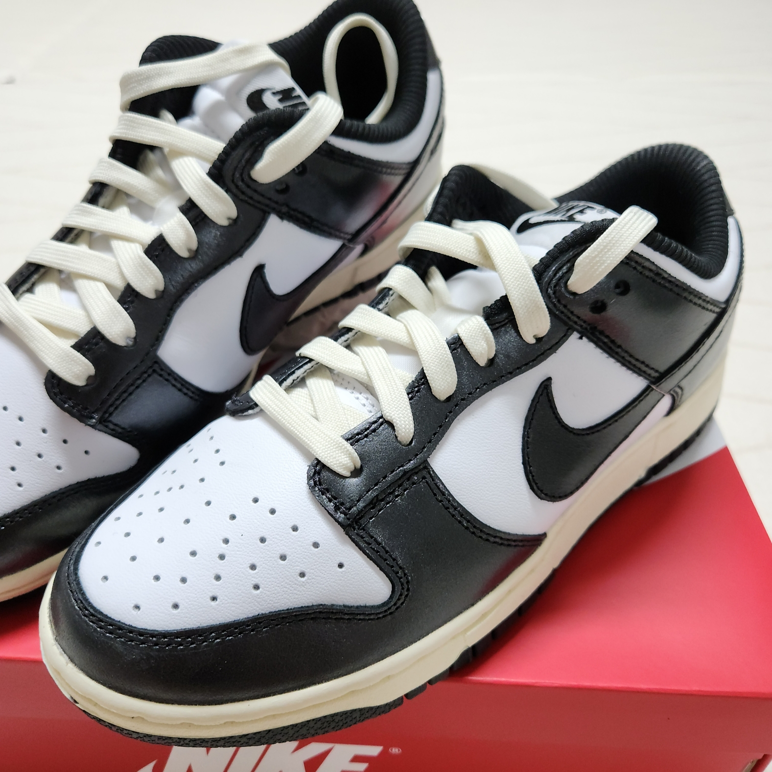 (W) Nike Dunk Low Vintage Black and White 착용 스타일 - 1