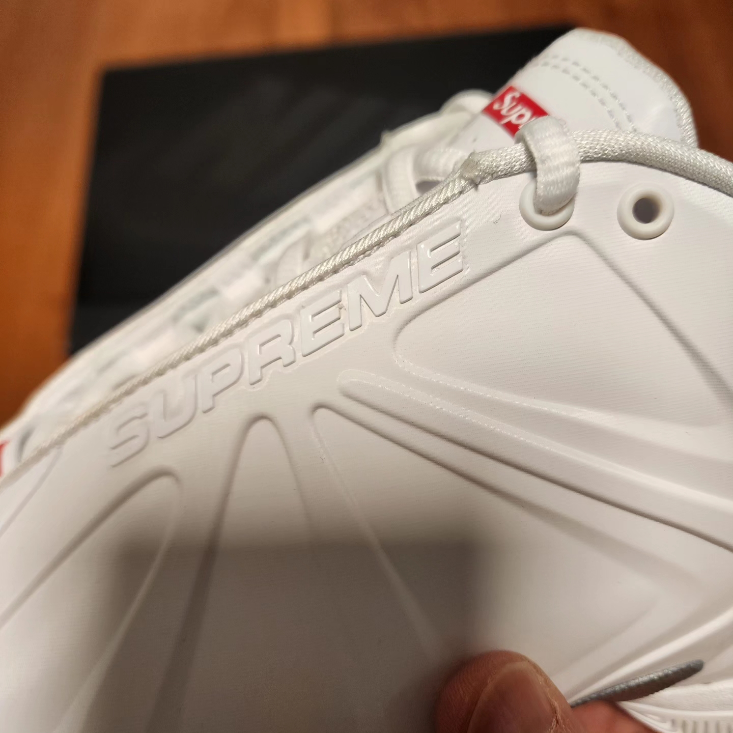 Nike x Supreme Air Zoom Courtposite SP White University Red 착용 스타일 - 5