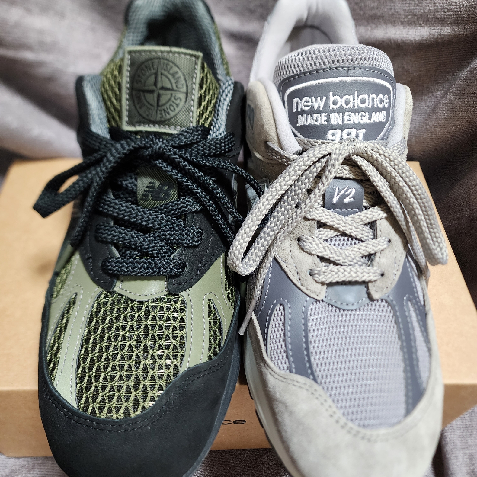 New Balance x Stone Island 991v2 Made in UK Black Olive Night, New Balance 991v2 Made in UK Rock Ridge Alloy Silver 착용 스타일 - 2
