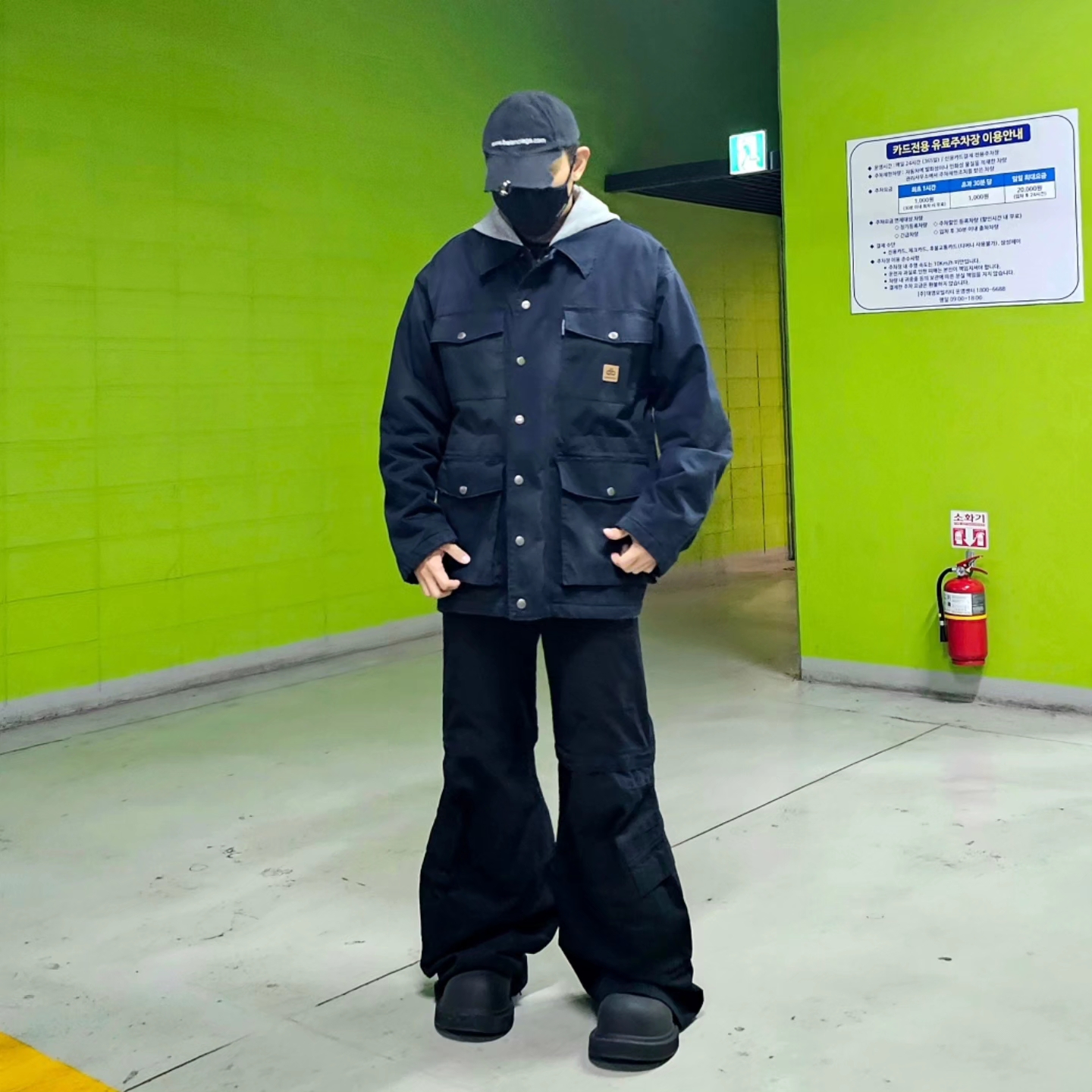 Balenciaga Double B Workwear Oversized Parka Dark Navy, Balenciaga Flared Cargo Pants Black 착용 스타일 - 1