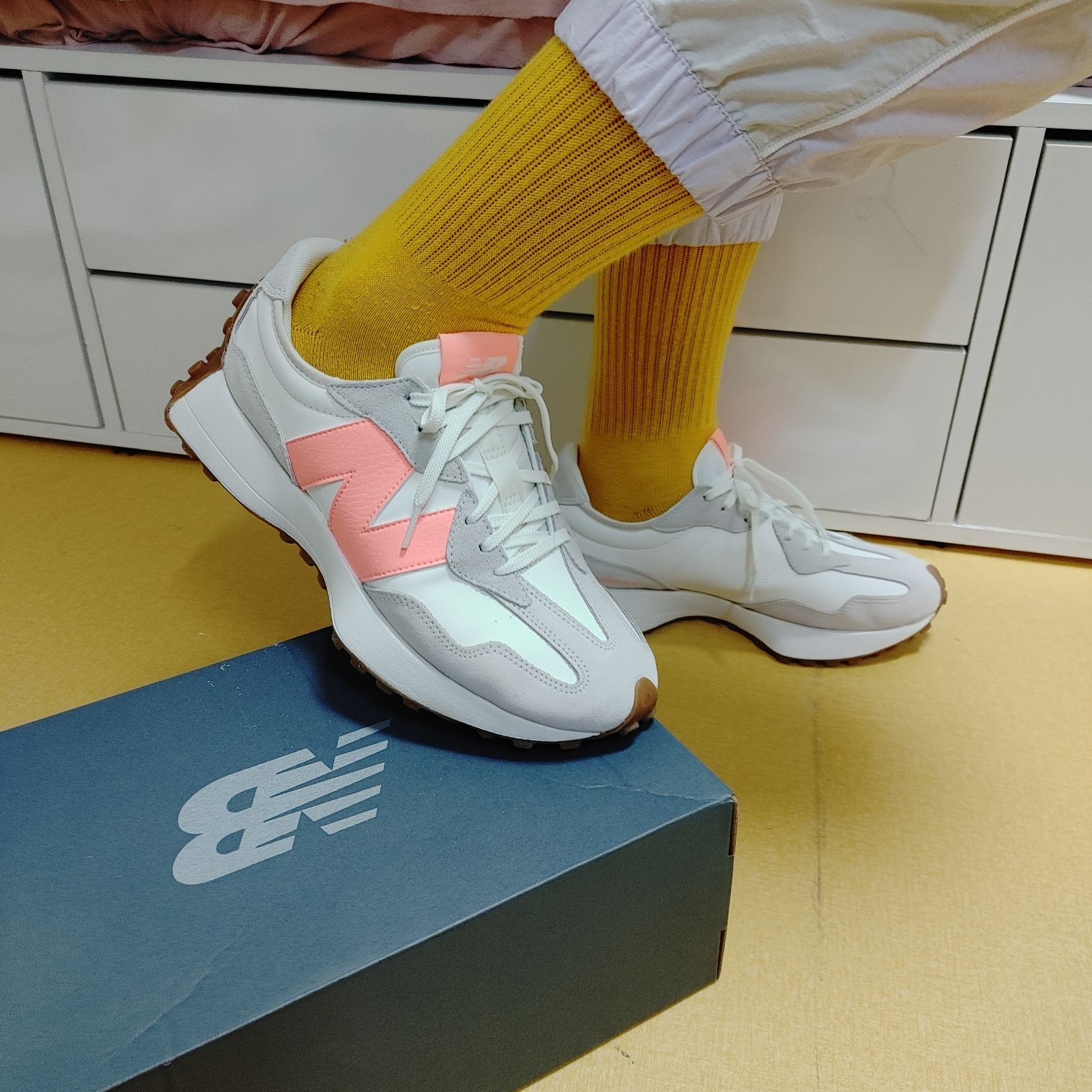 (W) New Balance 327 Pink White 착용 스타일 - 1