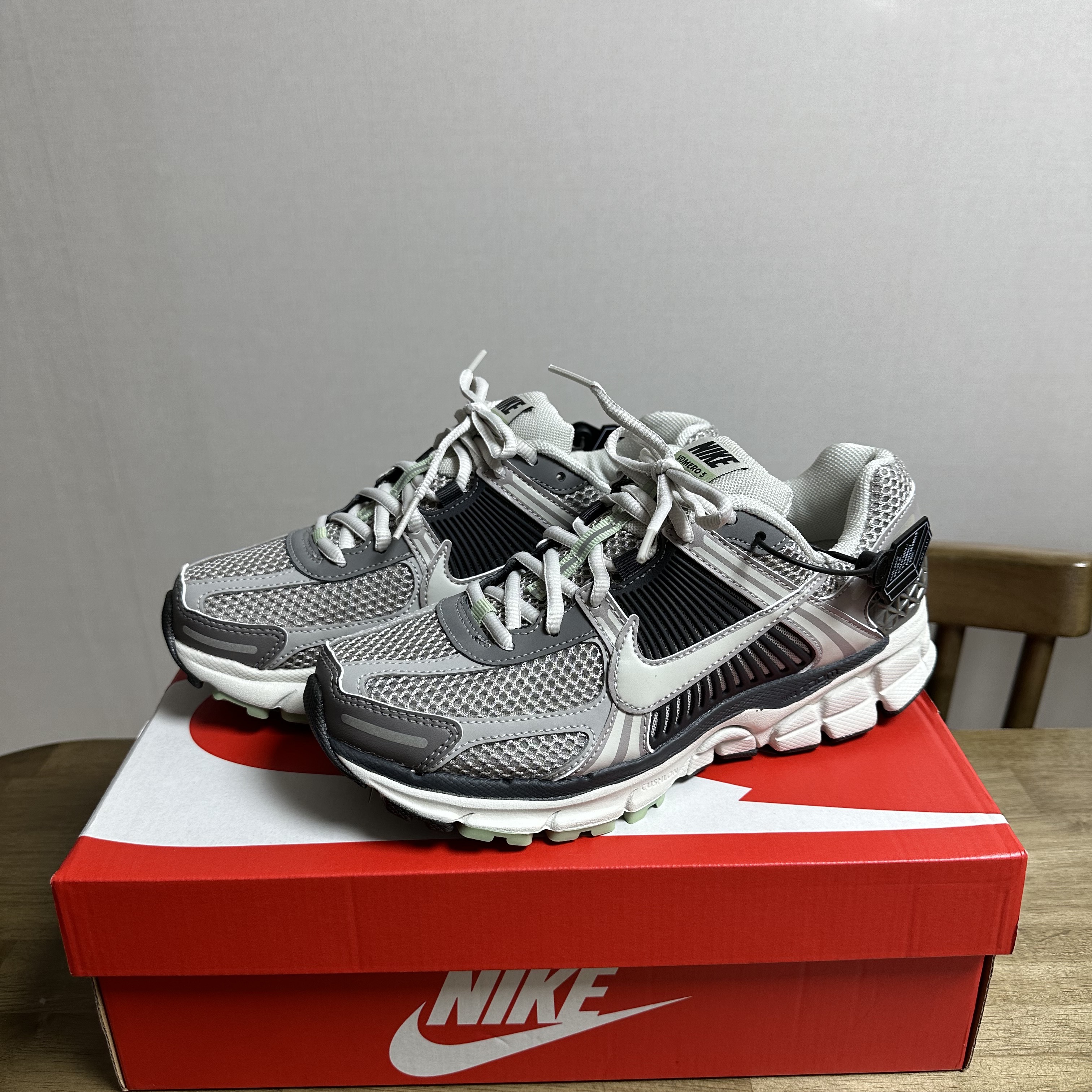 (W) Nike Zoom Vomero 5 Cobblestone and Flat Pewter 착용 스타일