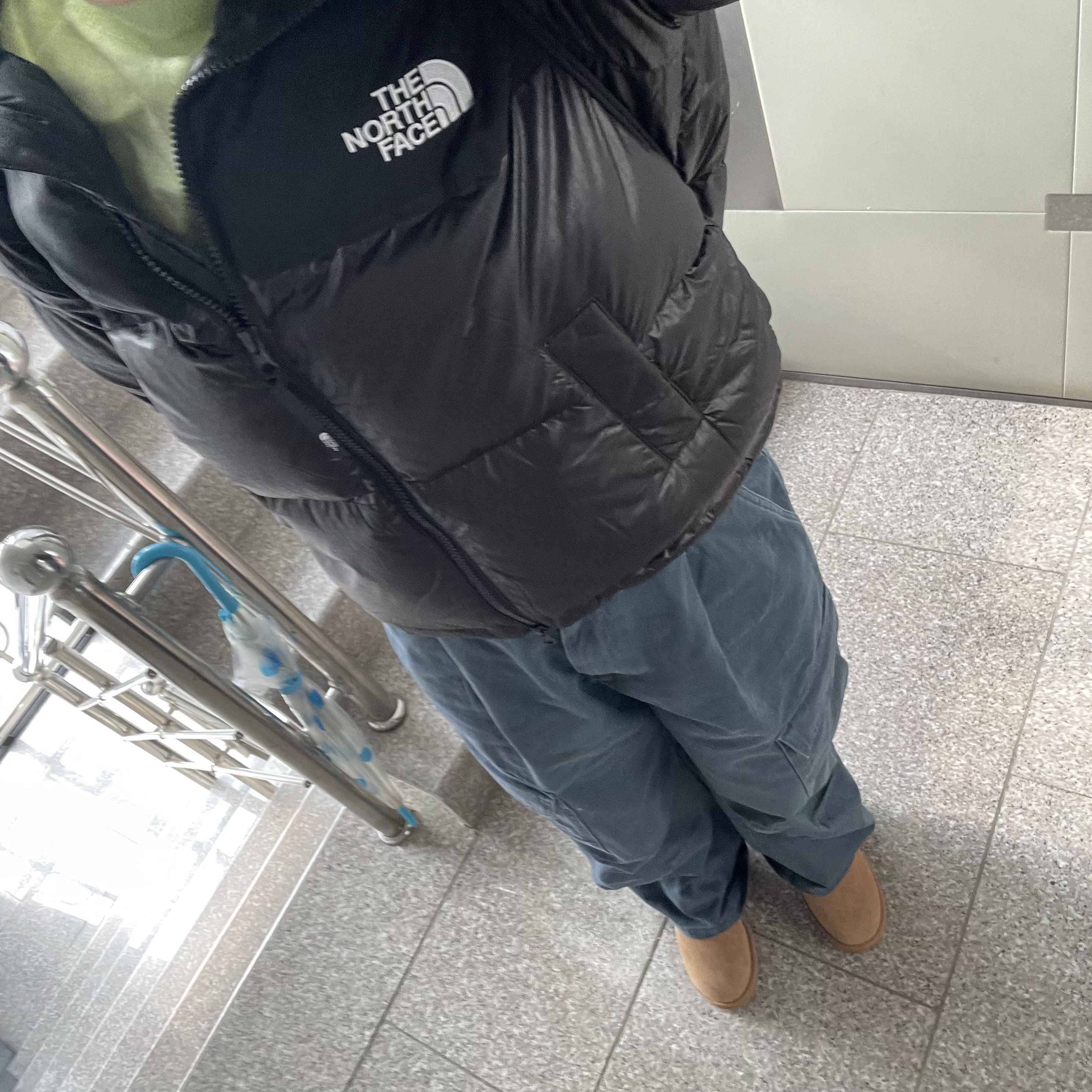 (W) UGG Classic Mini II Boots Chestnut, (W) The North Face White Label Novelty Nuptse Down Jacket Black 착용 스타일