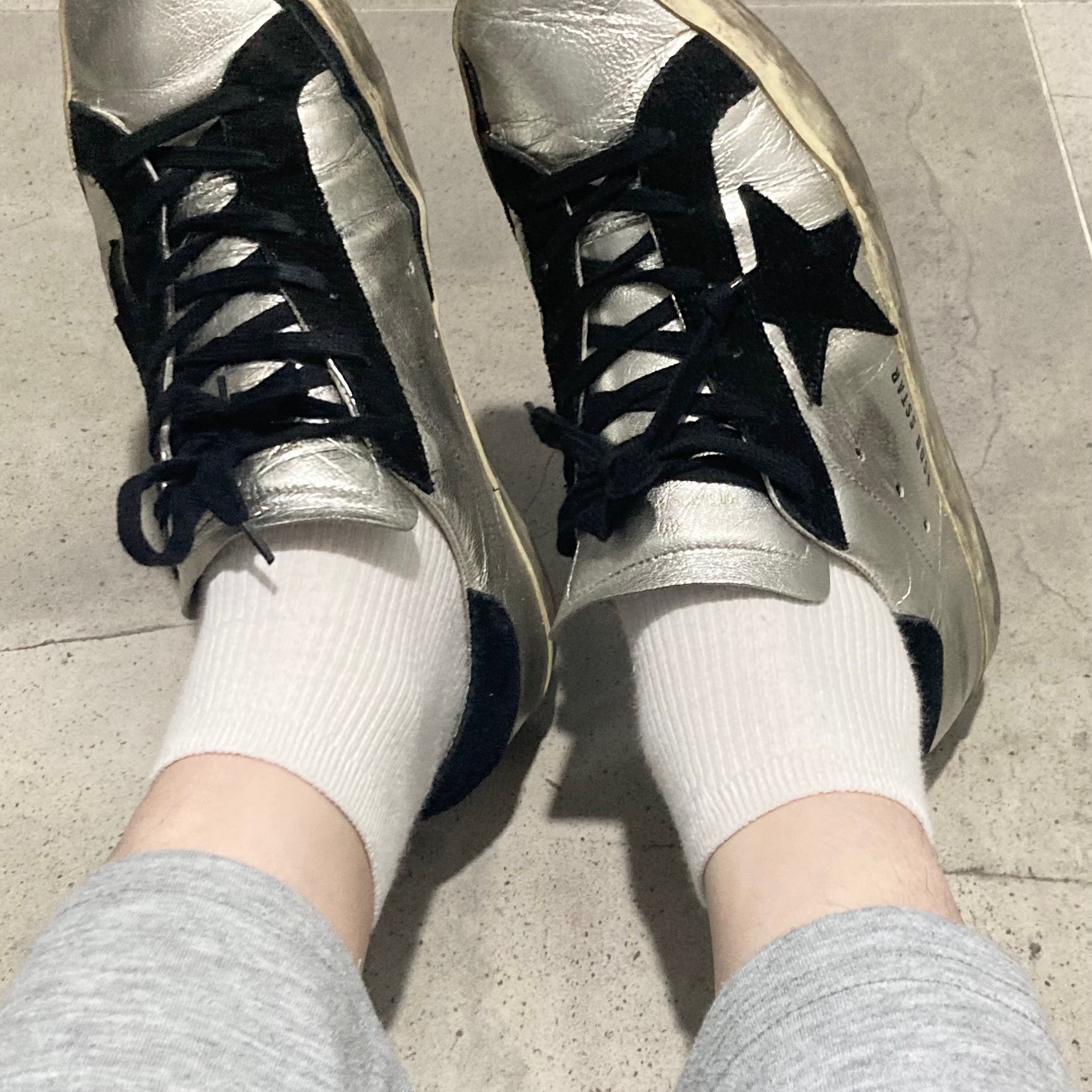 (Kids) Golden Goose Superstar Silver Black Heel Tab Sneakers 착용 스타일