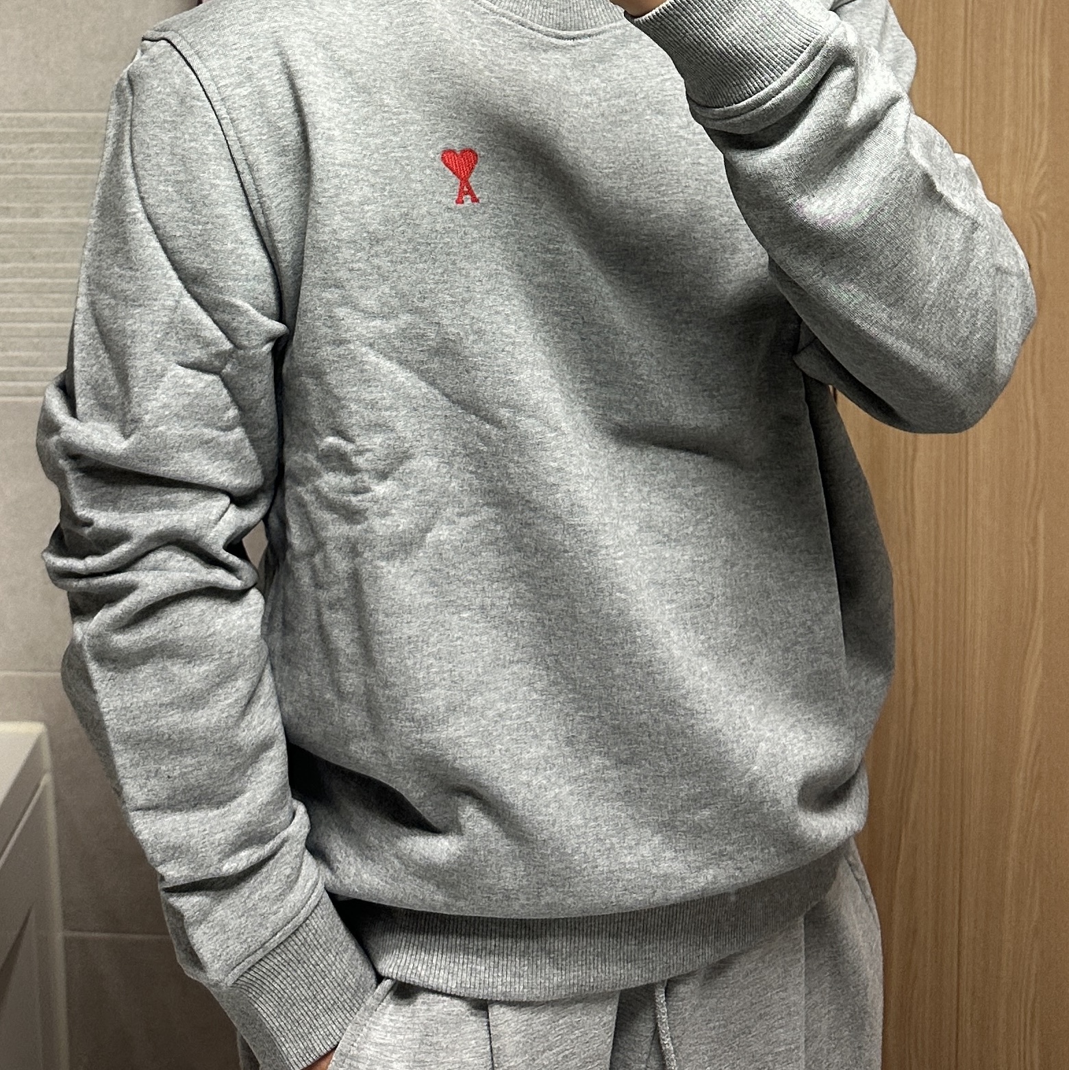 AMI de Coeur Sweatshirt Heather Grey 착용 스타일