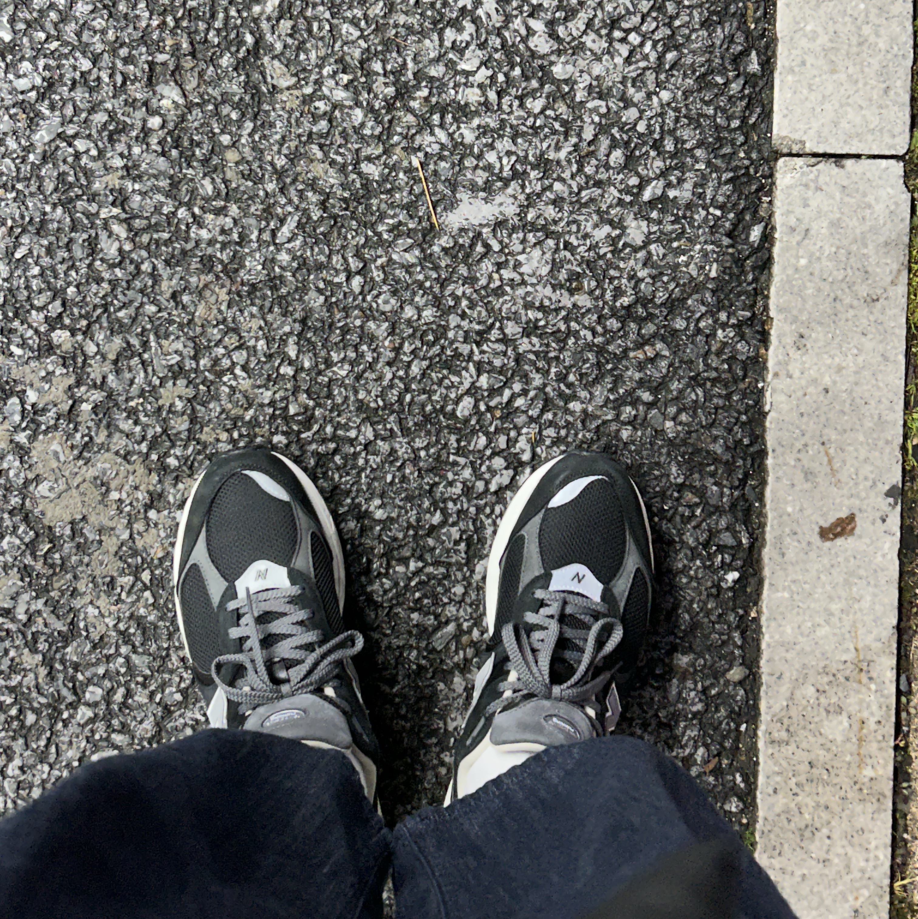 New Balance 2002R Premium Vintage Black 착용 스타일