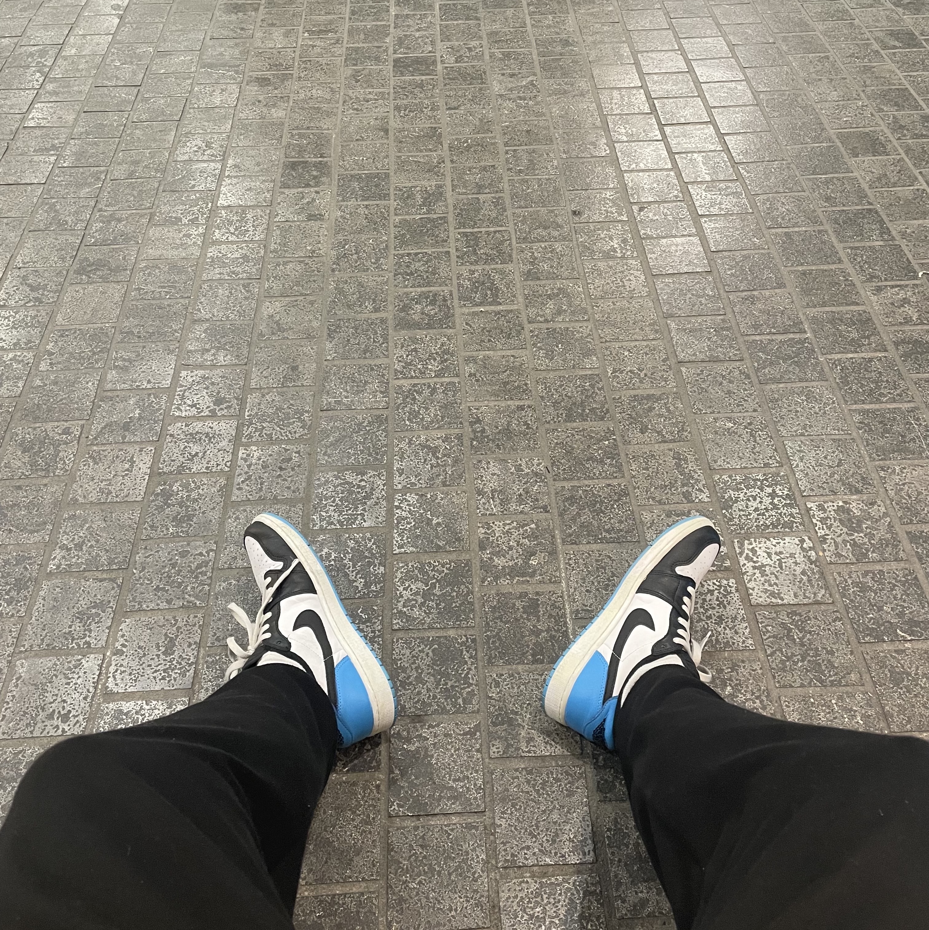 Jordan 1 Retro Low OG Black and Dark Powder Blue 착용 스타일