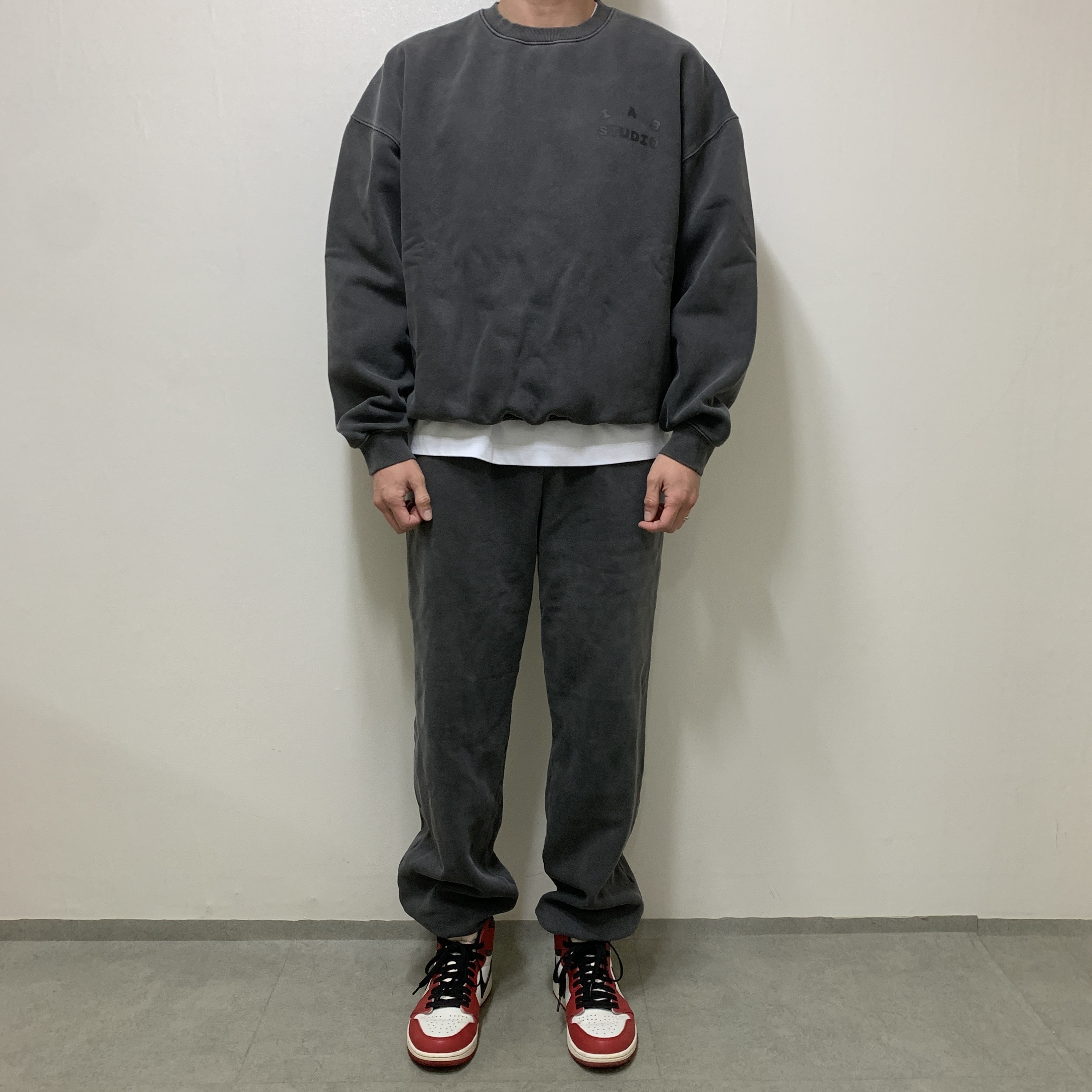 IAB Studio Pigment Sweatshirt & Mini Bag Black, Jordan 1 Retro High OG Chicago 2022 착용 스타일 - 1