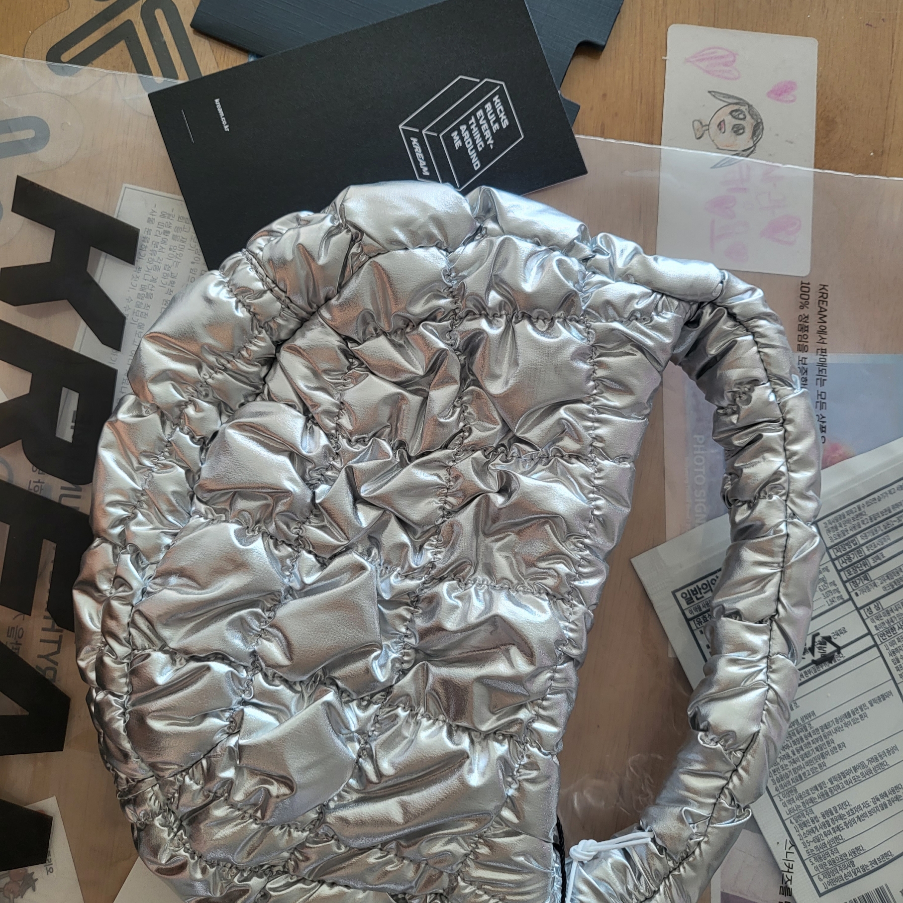 COS Quilted Micro Bag Silver 착용 스타일 - 3