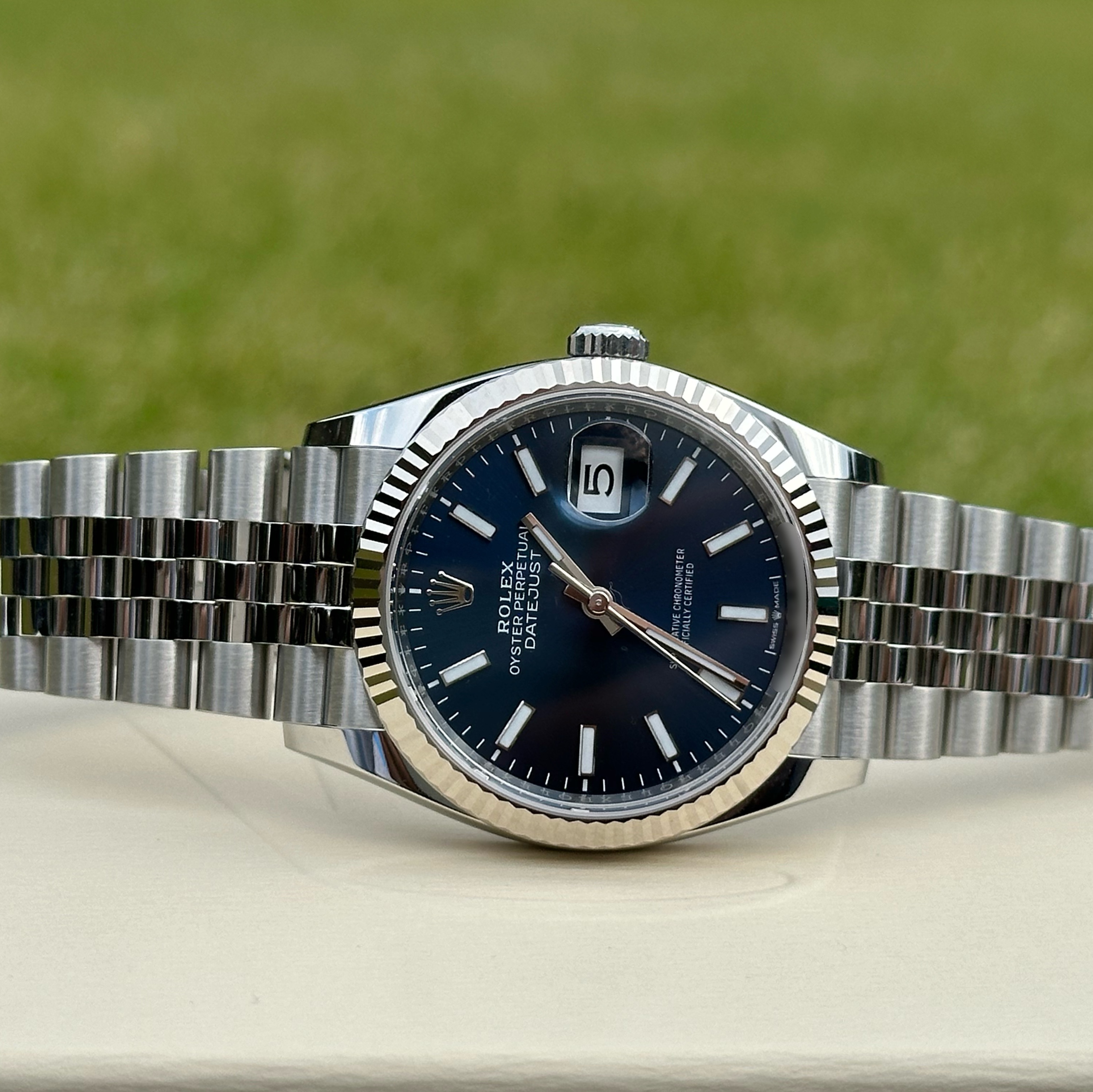 Rolex Datejust 36mm 126234 Bright Blue Jubilee 착용 스타일 - 2