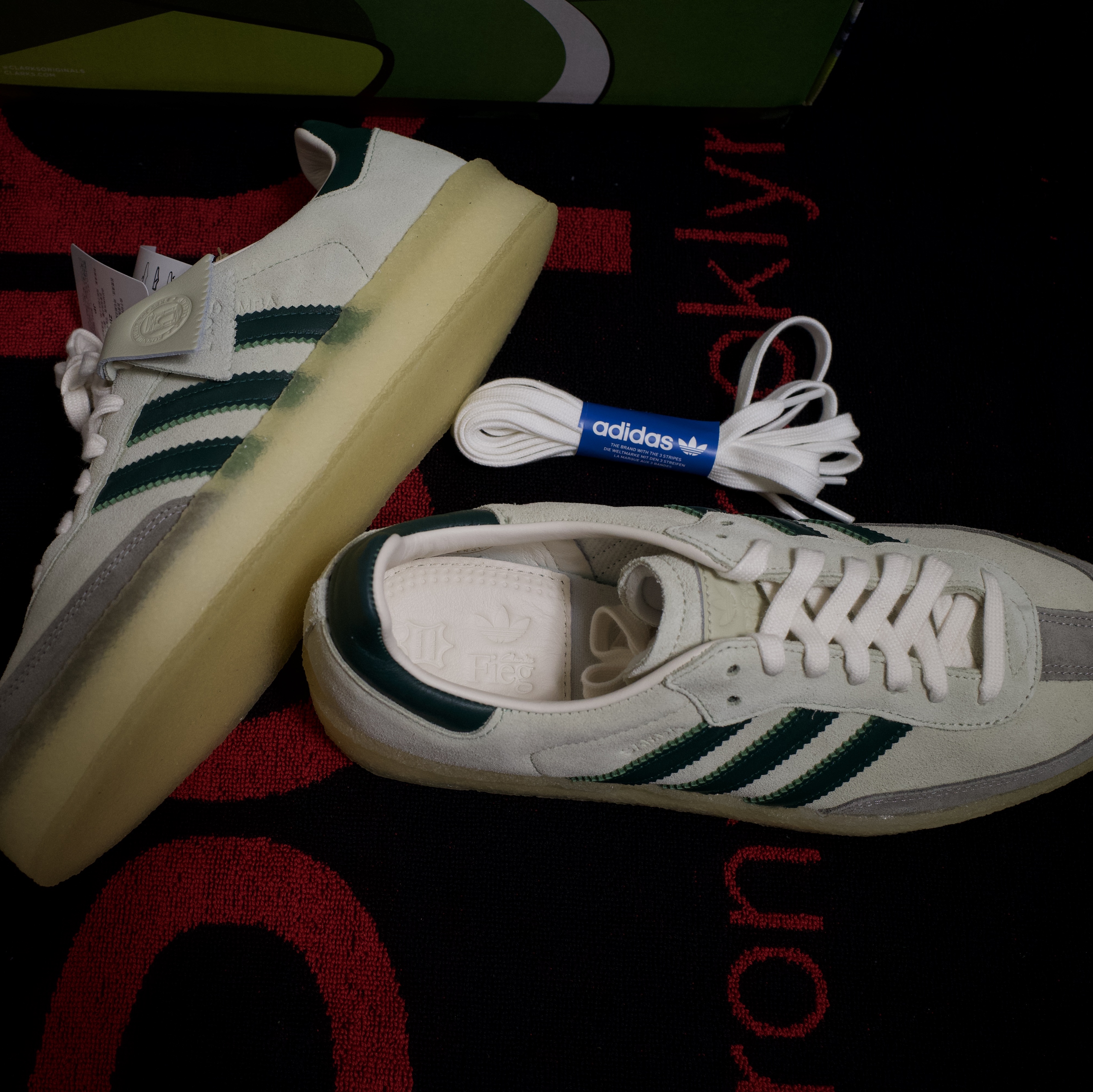 Adidas x Clarks x Ronnie Fieg 8th Street Samba Chalk White Green 착용 스타일