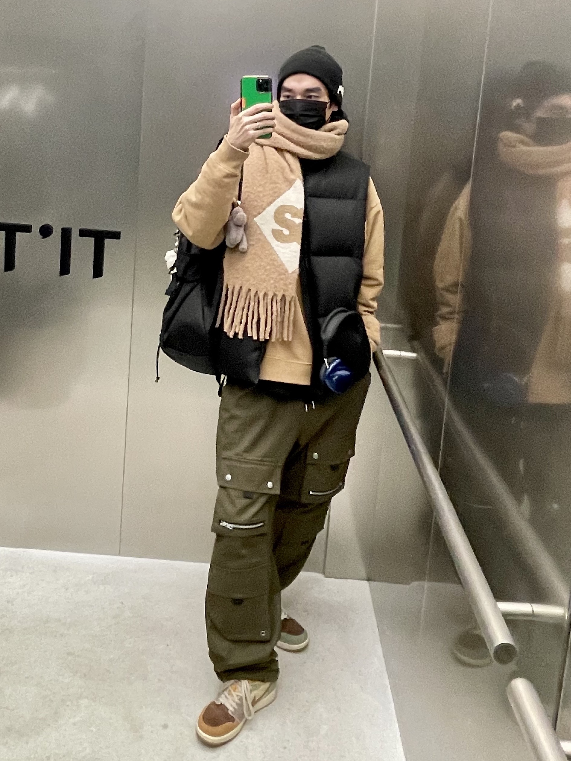 Supreme Backpack Black - 23FW, Ader Error Standic AirPods Max Case Z-Blue 착용 스타일 - 3