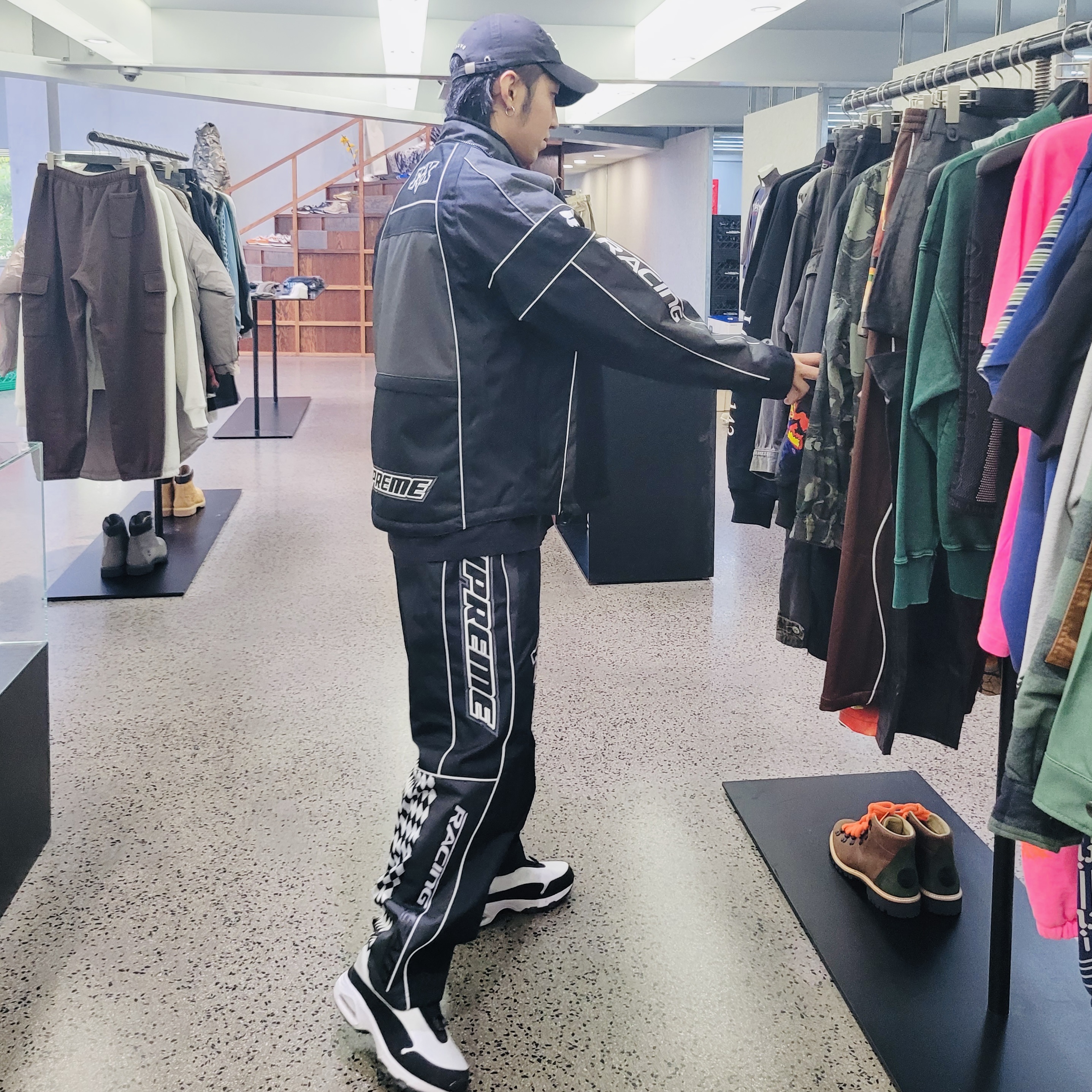 Supreme x Fox Racing Jacket Black - 23FW, Nike x Comme des Garcons Homme Plus Air Max Sunder SP White Black 착용 스타일 - 2