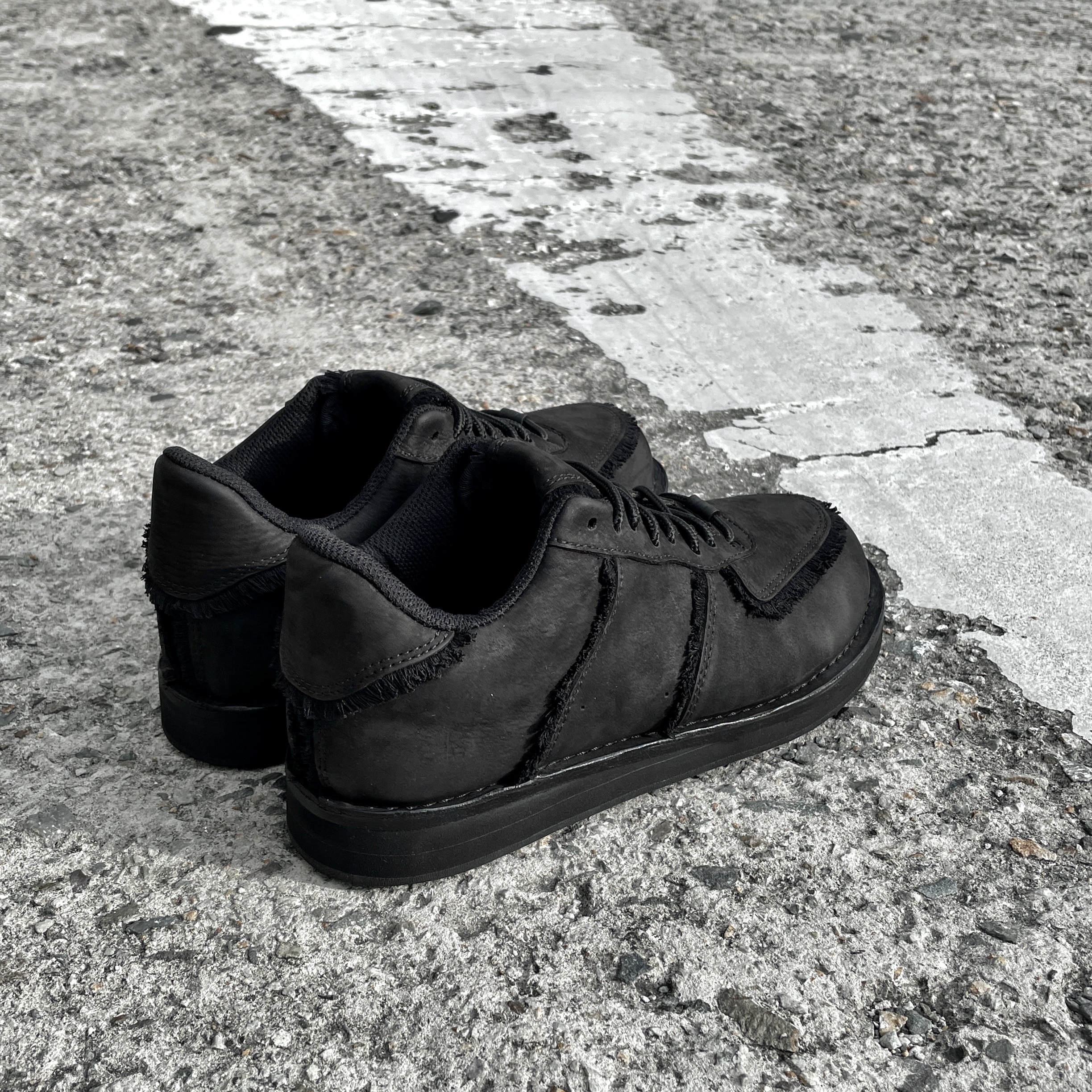 Nike Air Force 1 '07 Low Triple Black 착용 스타일 - 3