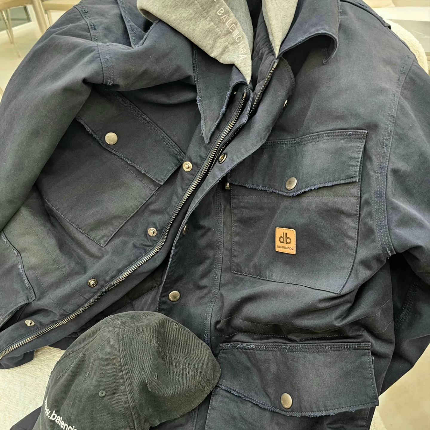 Balenciaga Double B Workwear Oversized Parka Dark Navy, Balenciaga Flared Cargo Pants Black 착용 스타일 - 5