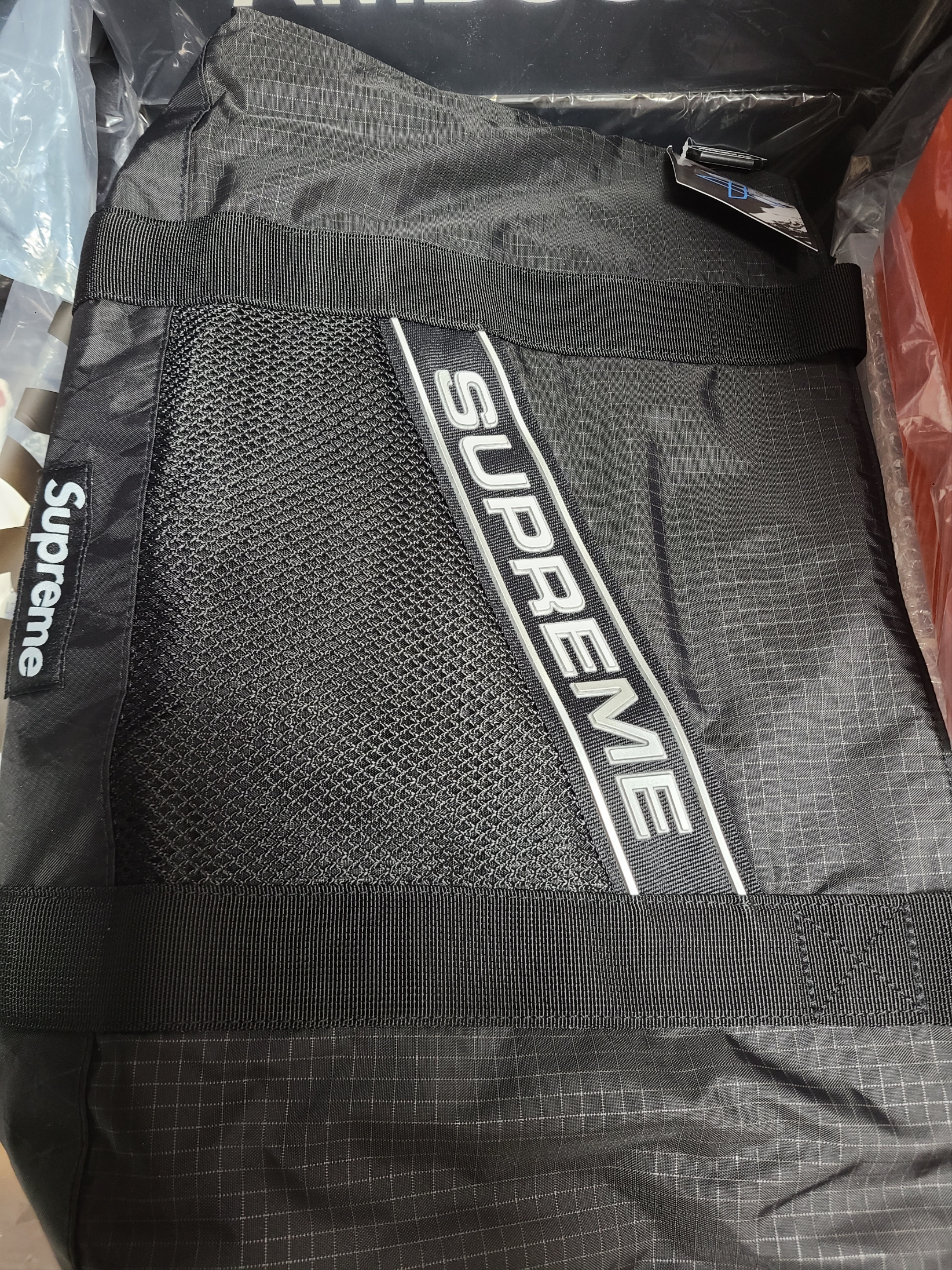 Supreme Tote Bag Black - 23FW 착용 스타일 - 3