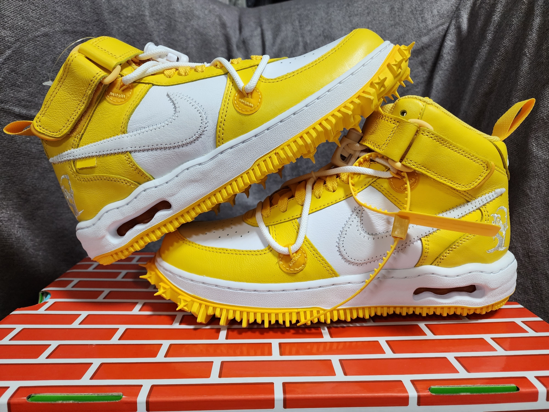 Nike x Off-White Air Force 1 Mid SP Leather Varsity Maize 착용 스타일 - 1
