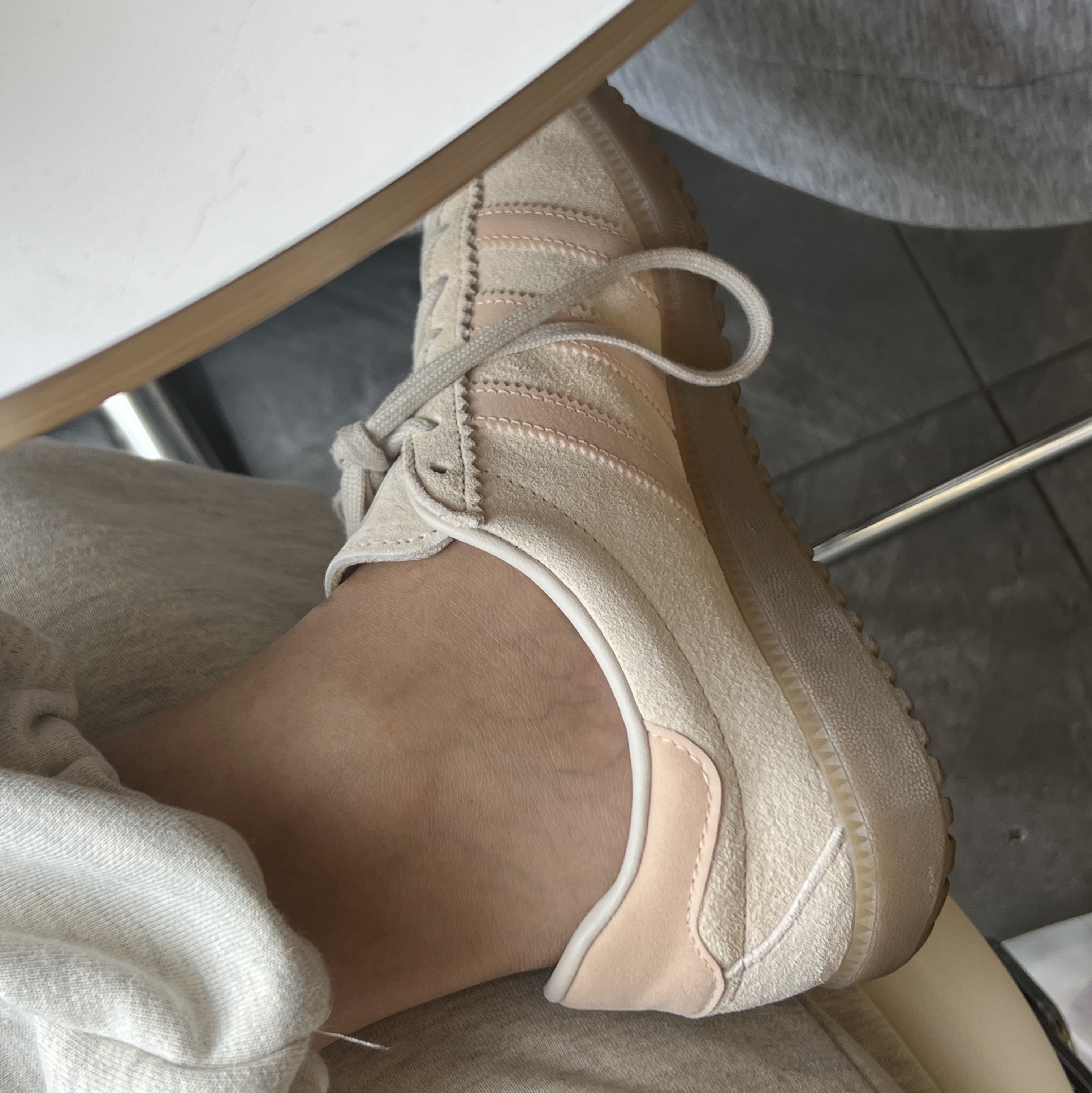 Adidas Bermuda Wonder White 착용 스타일 - 2