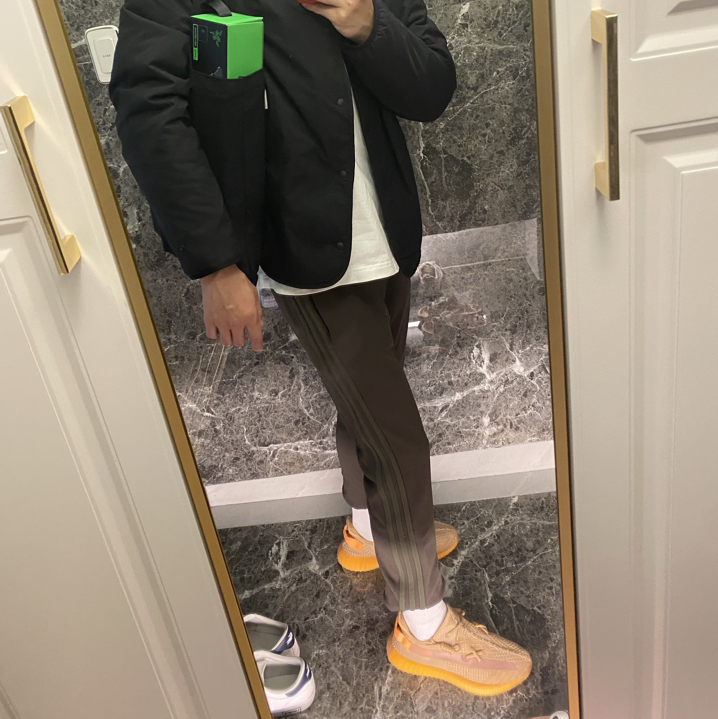 Adidas Yeezy Calabasas Track Pants Umber Core 착용 스타일