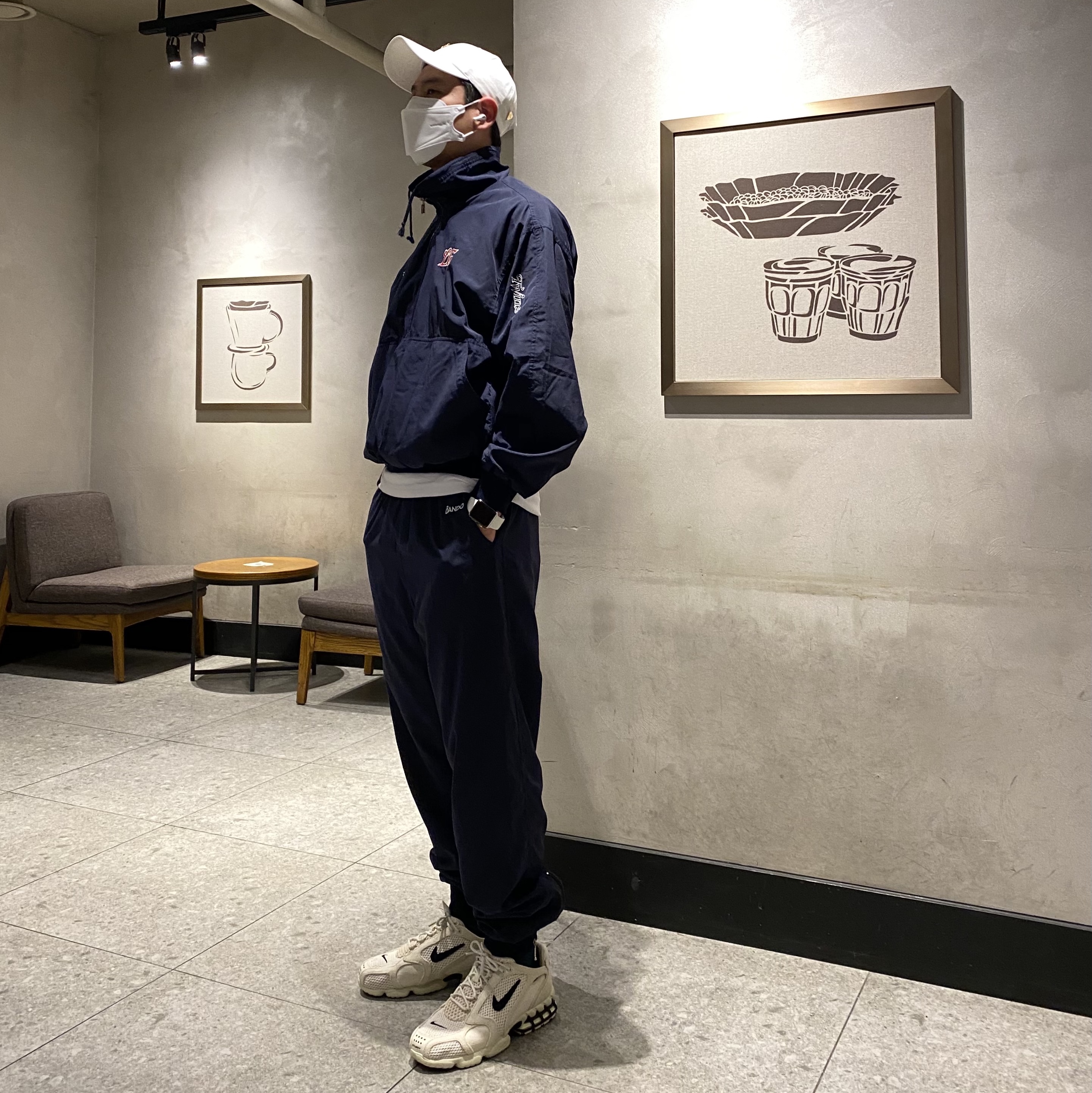 Nike x Stussy Air Zoom Spiridon Cage 2 Fossil, Apple Watch Series 8 45mm Cellular Silver Stainless Steel Case with Sport Band White (Korean Ver.) 착용 스타일 - 1