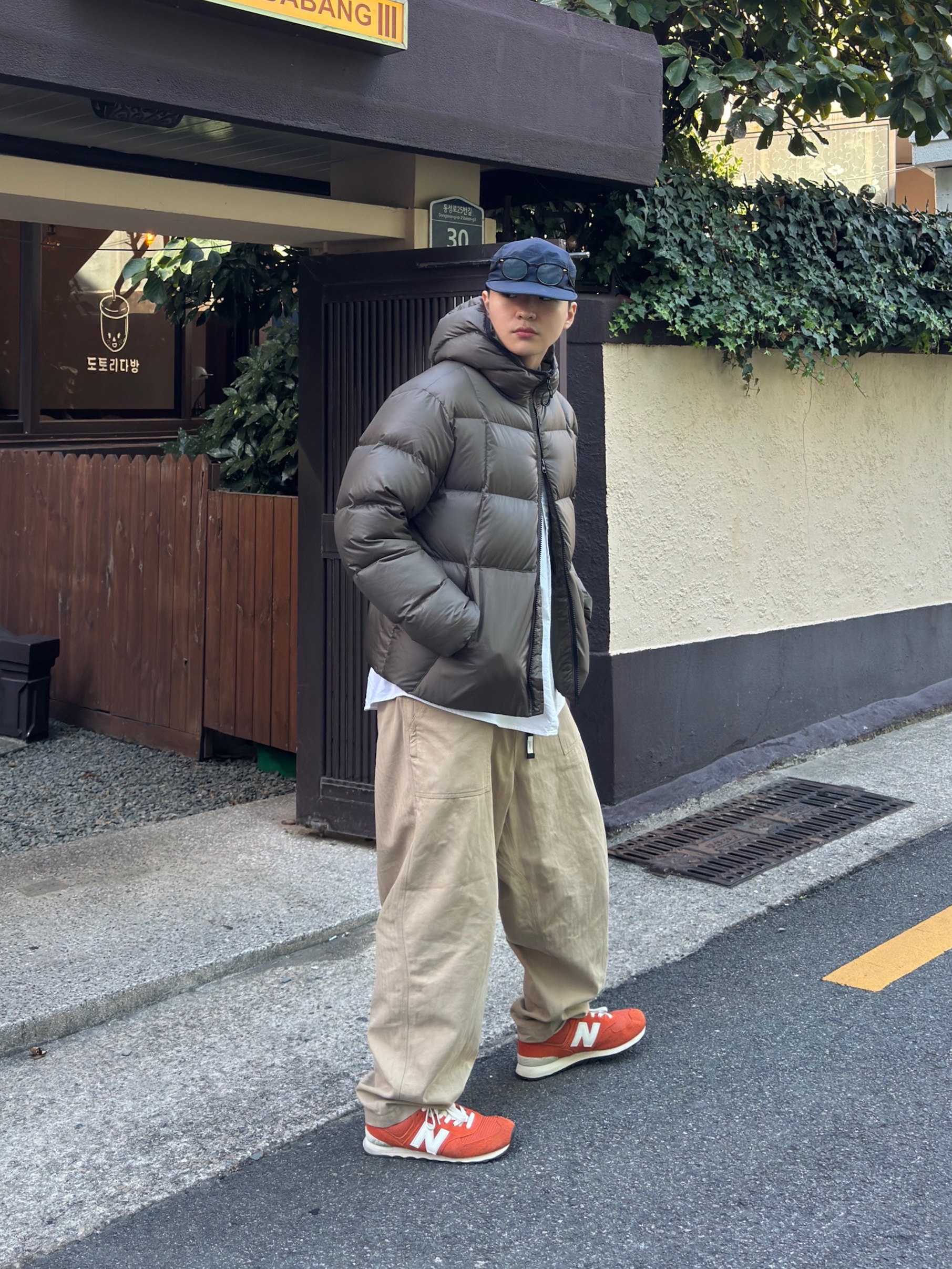 New Balance x Size? 574 College Pack Orange 착용 스타일 - 3