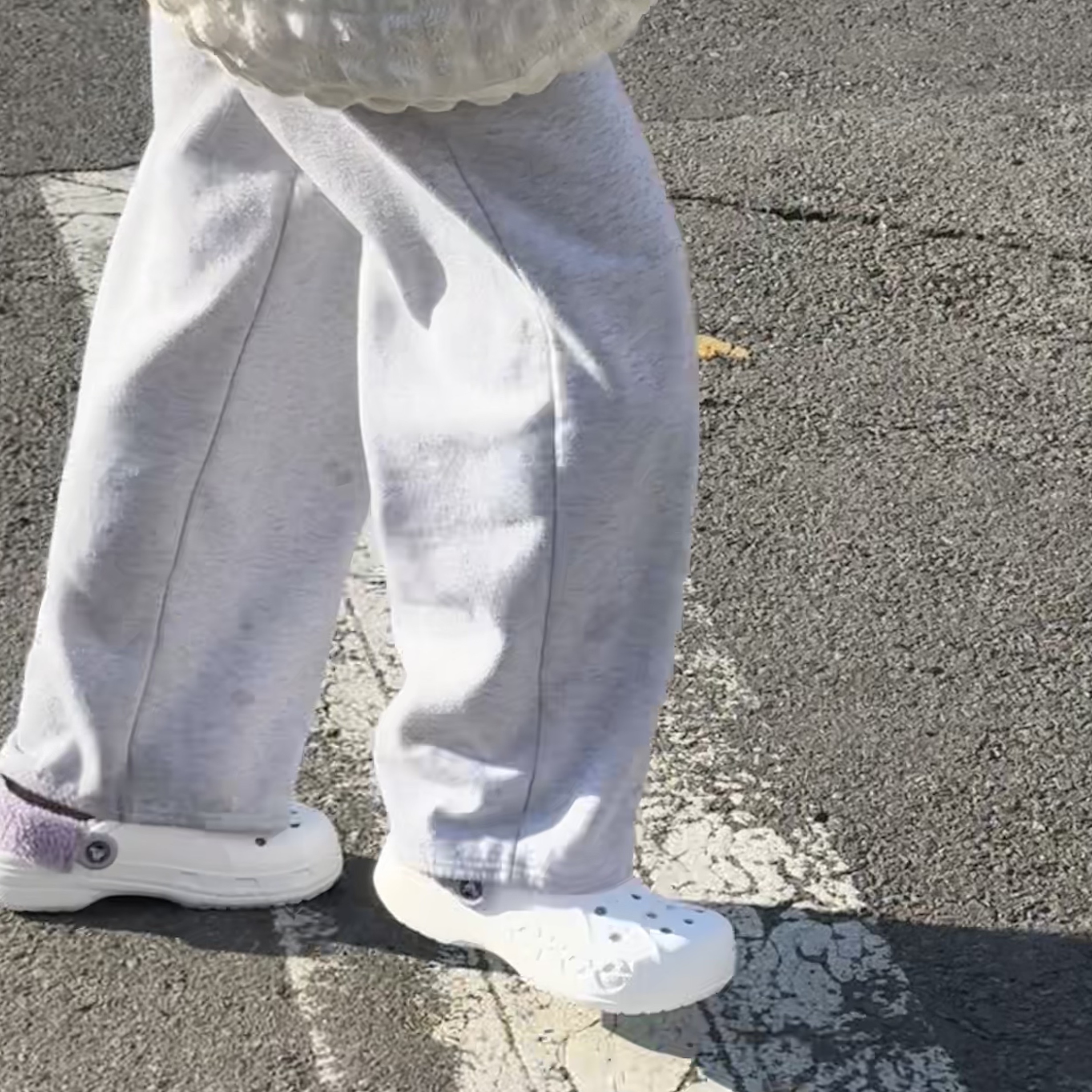 Crocs Baya Lined Fuzz-Strap Clog White Lavender 착용 스타일 - 1