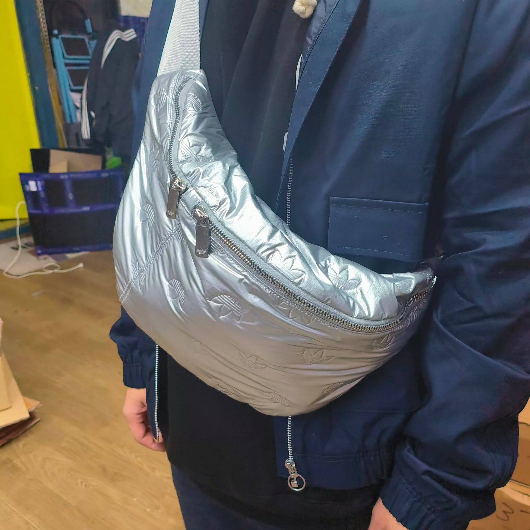 Adidas Puffy Satin Oversized Waist Bag Silver Metallic 착용 스타일 - 2