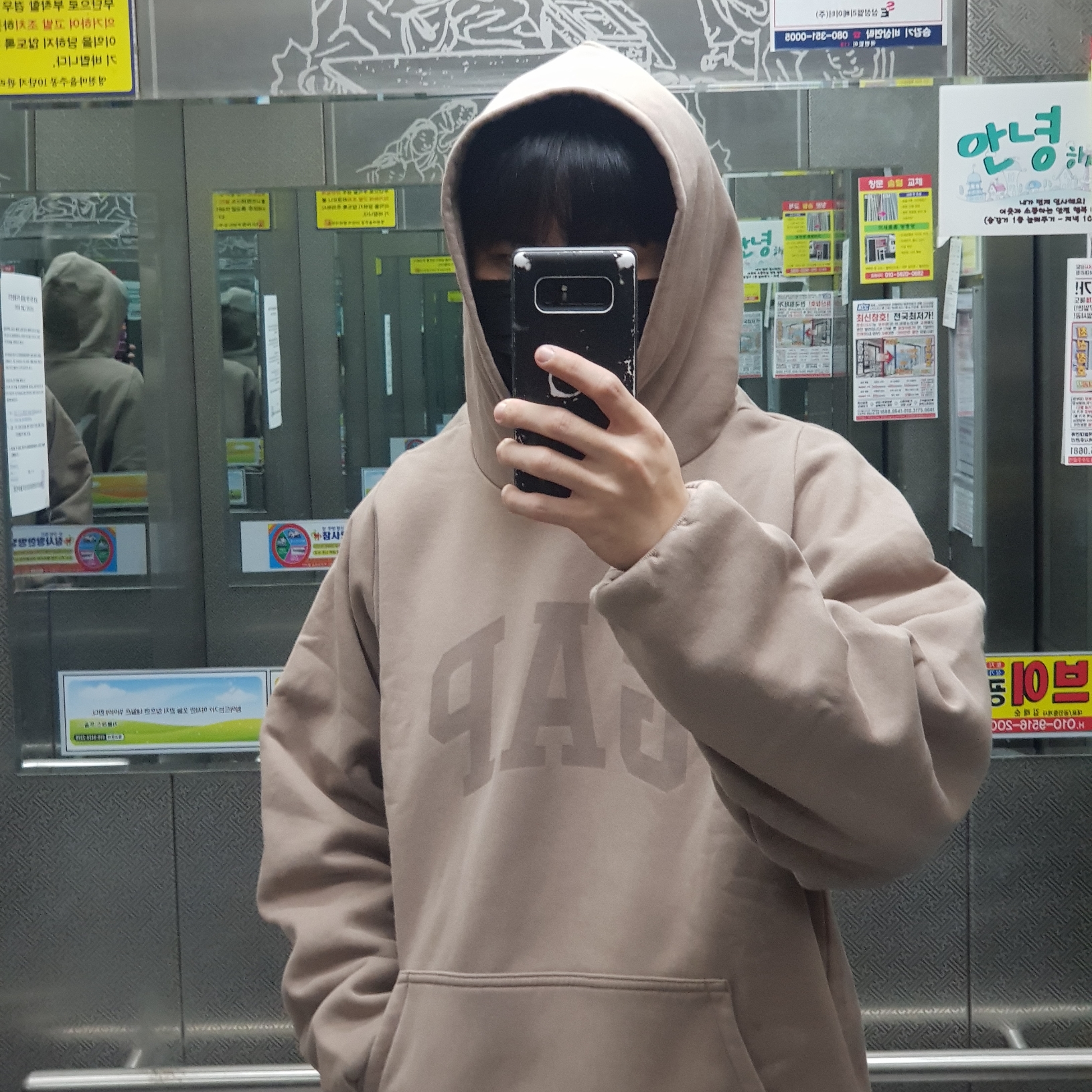 Yeezy Gap Engineered By Balenciaga Dove Shrunken Hoodie Beige 착용 스타일