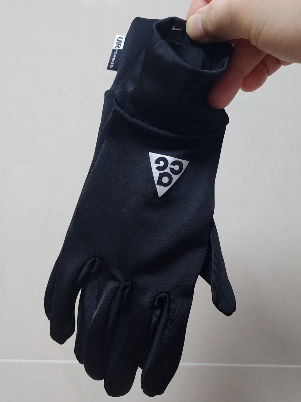 Nike ACG Dri-Fit Lightweight Gloves Black Silver 착용 스타일 - 2