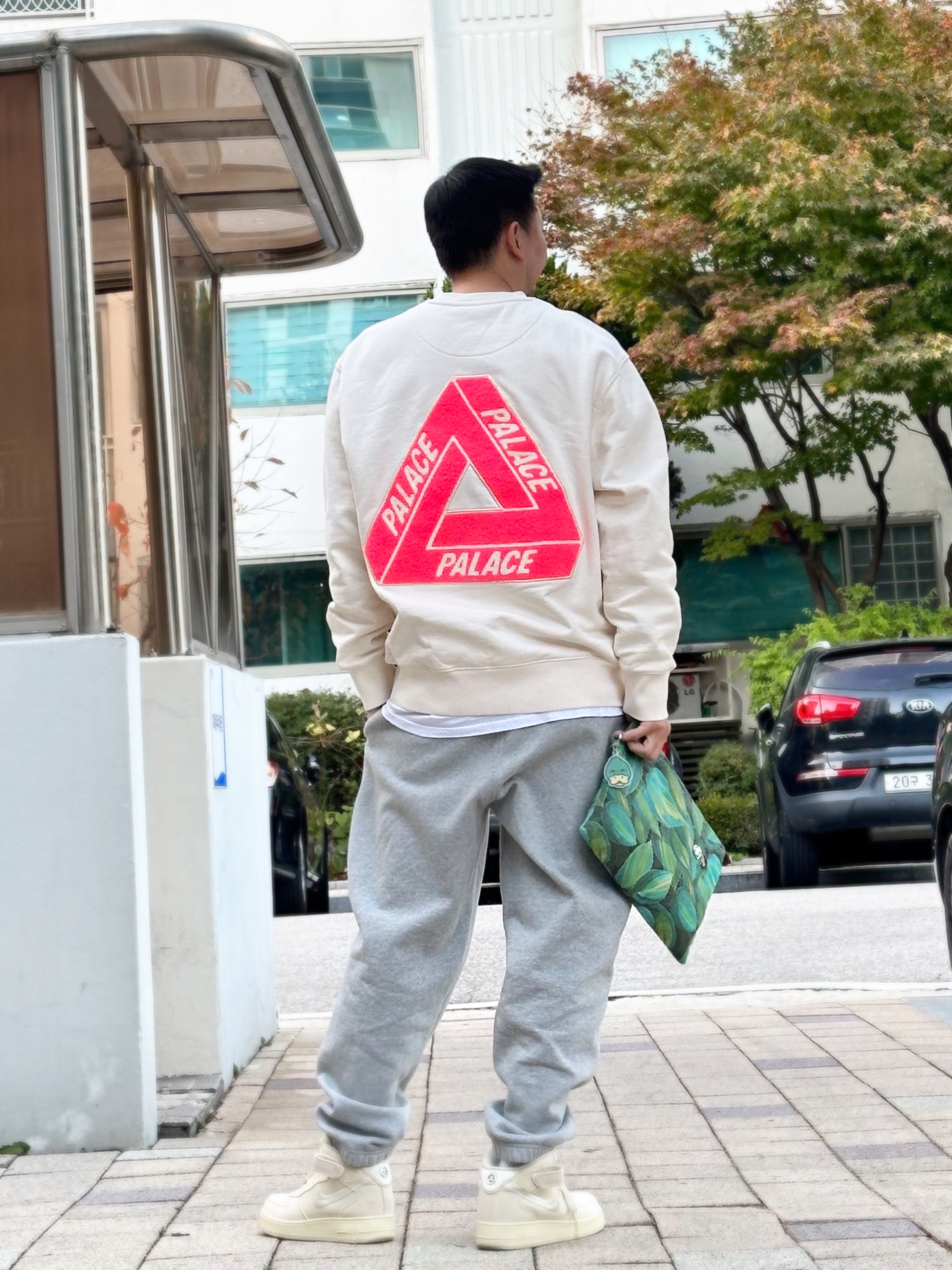 Palace Fleece Tri-Ferg Crew Soft White - 23SS, Supreme Hanes Tagless T-Shirt White (3 Pack) 착용 스타일