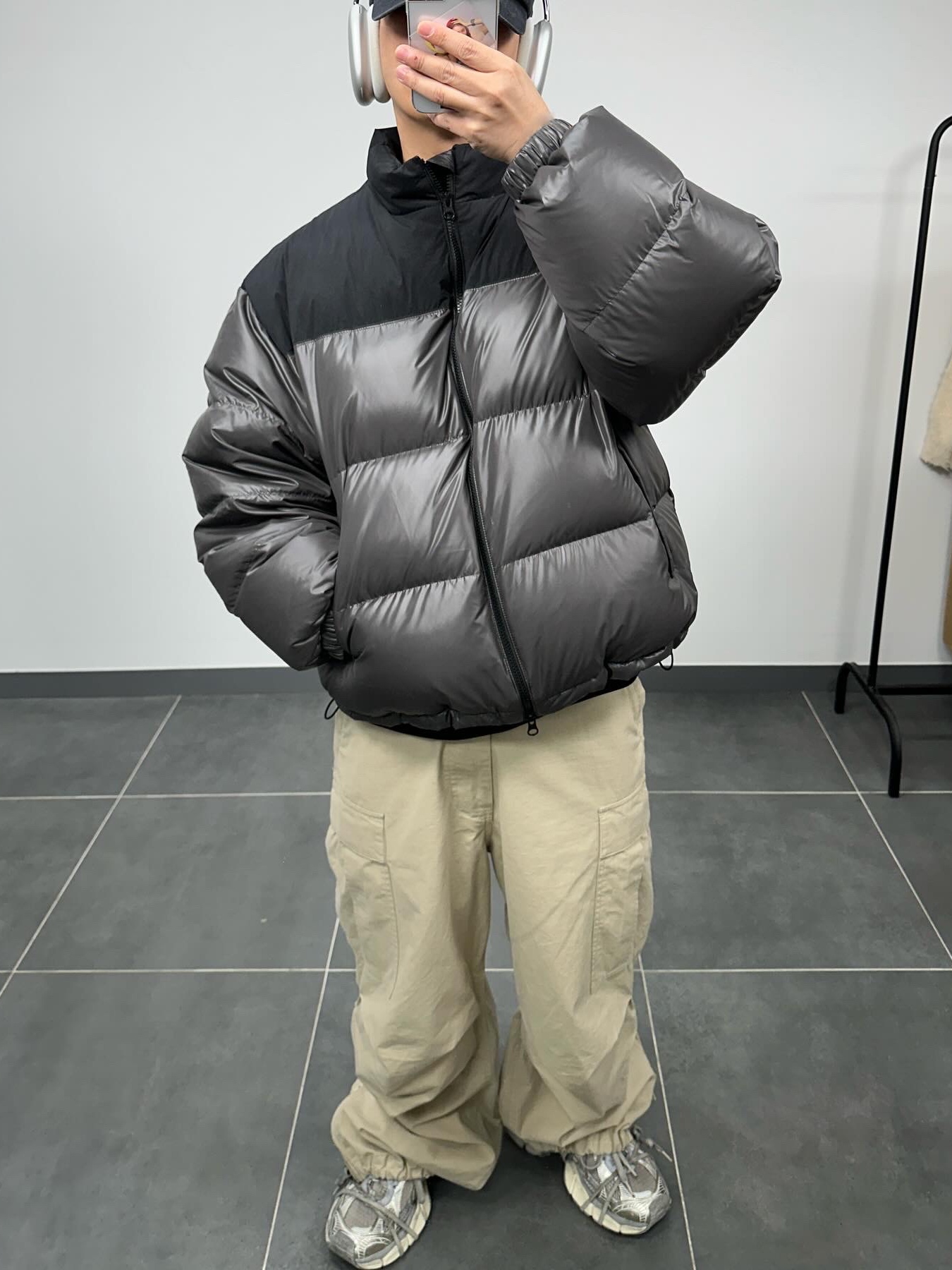 Balenciaga 3XL Sneakers Light Beige, Apple AirPods Max Lightning Silver (Korean Ver.) 착용 스타일 - 3