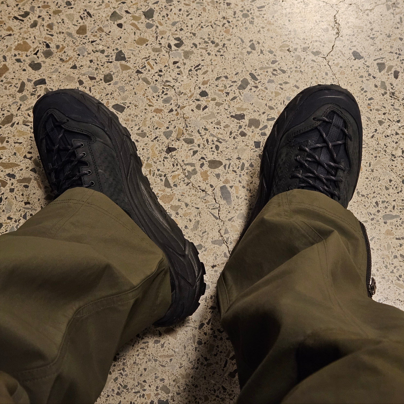 Hoka Tor Ultra High Black 착용 스타일