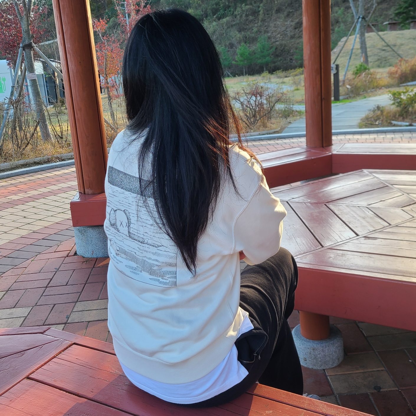 Uniqlo UT x Kaws Long Sleeve Sweatshirt Off White 착용 스타일