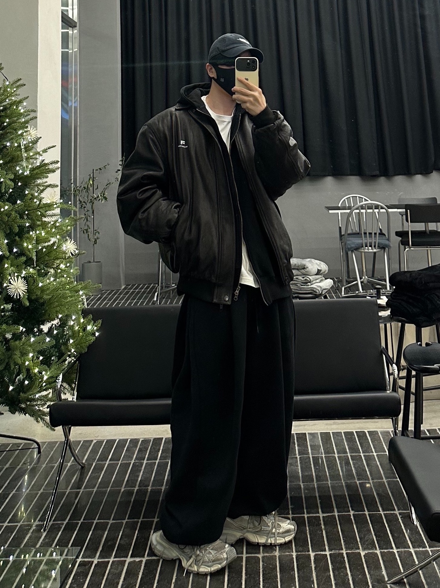 Undermycar Mu.11 Anti Fxxking Logo Play Oversized Pigment Hood Zip-up Black, Balenciaga Sporty B Taxi Blouson Black 착용 스타일 - 1