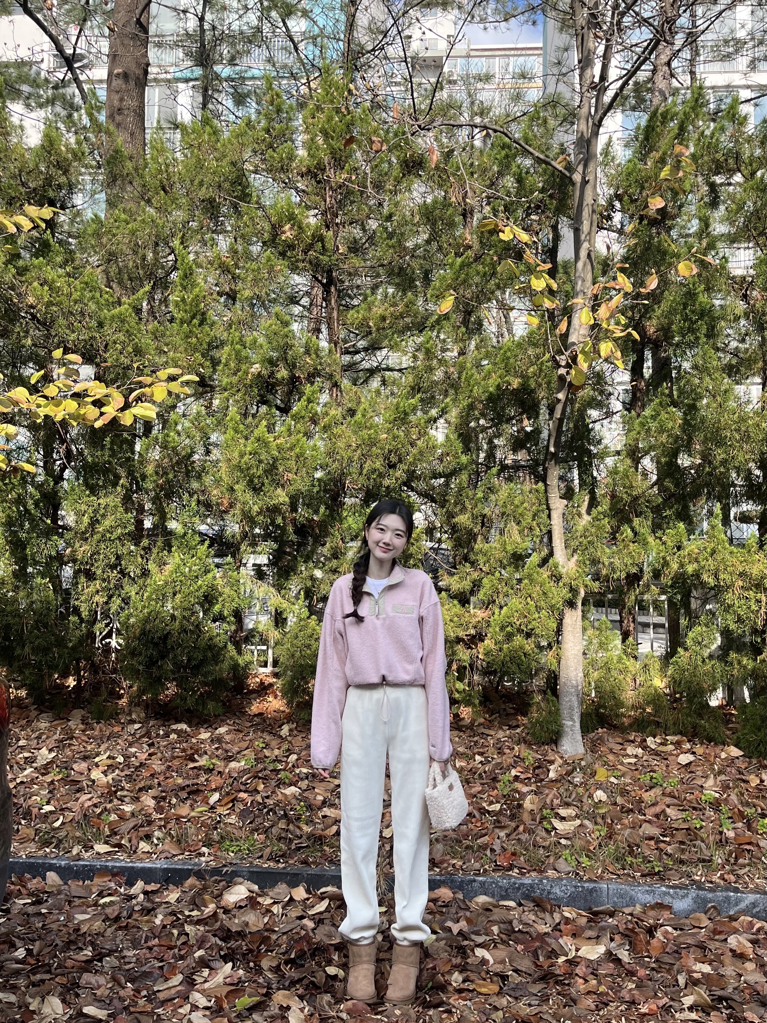 (W) UGG Classic Mini II Boots Chestnut, (W) UGG Maribel Sherpa Mini Bag Natural 착용 스타일 - 1
