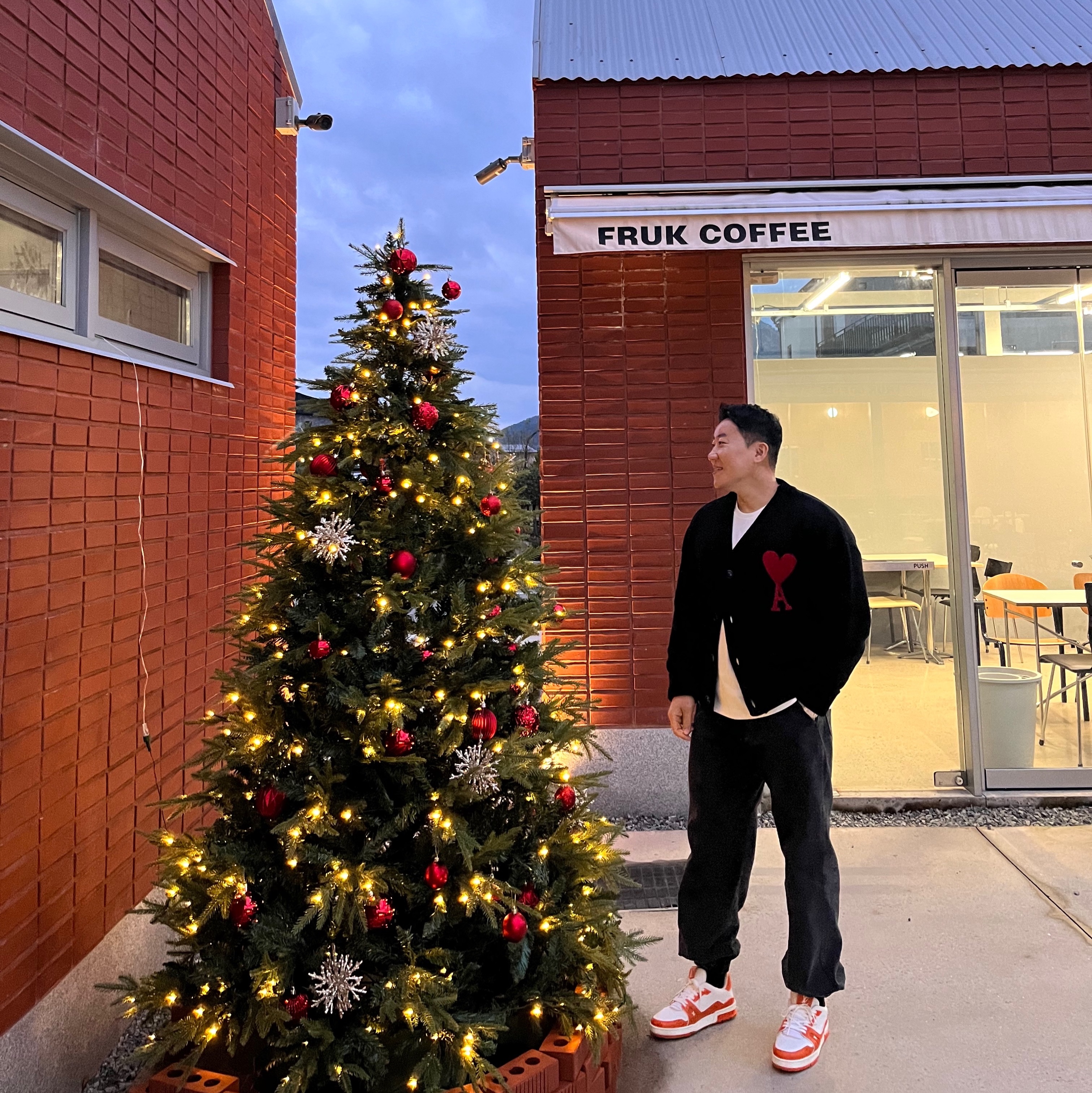 AMI de Coeur Oversize Intarsia Cardigan Black, Louis Vuitton LV Trainer Sneakers Orange 착용 스타일 - 2