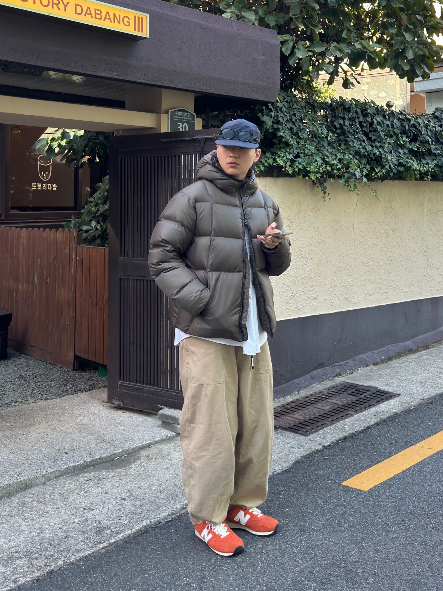 New Balance x Size? 574 College Pack Orange 착용 스타일 - 1