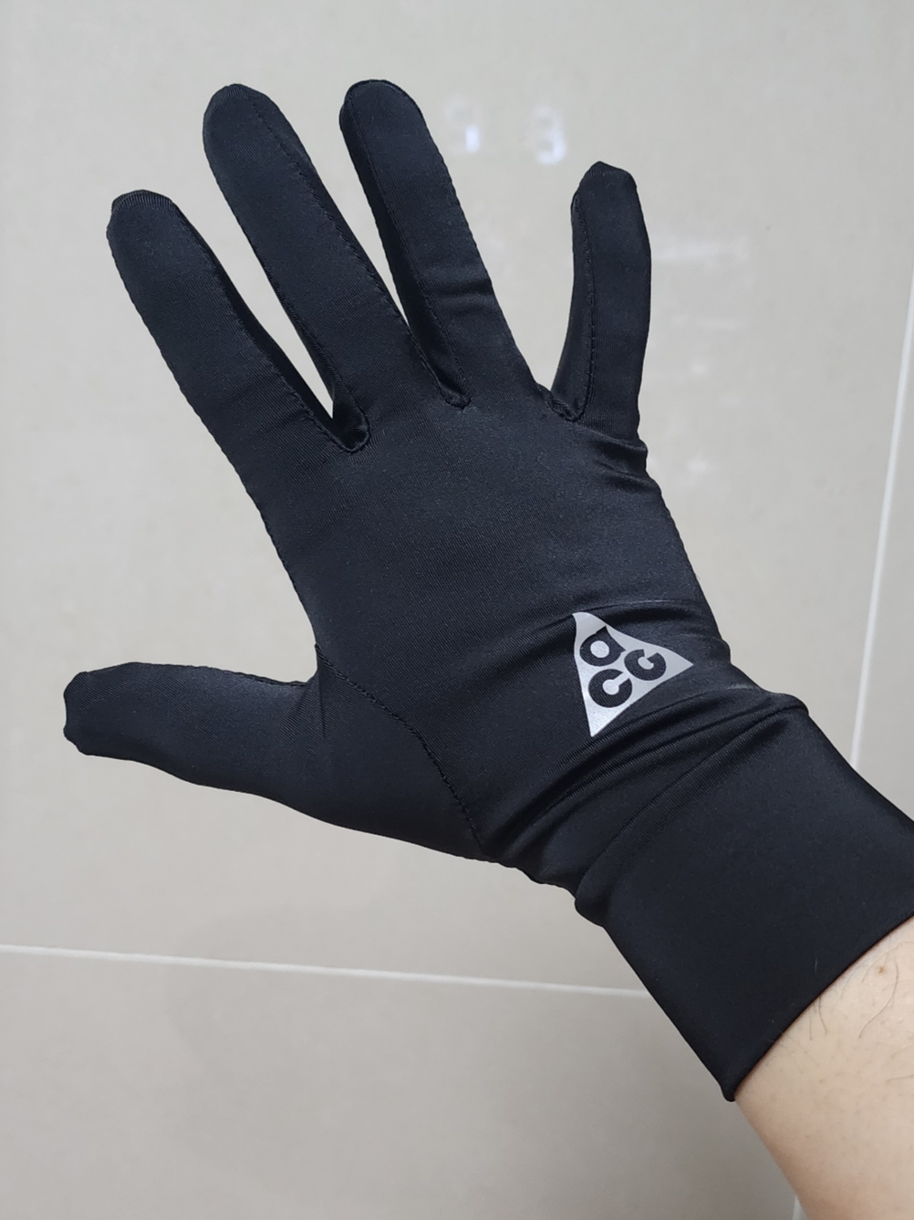 Nike ACG Dri-Fit Lightweight Gloves Black Silver 착용 스타일 - 1