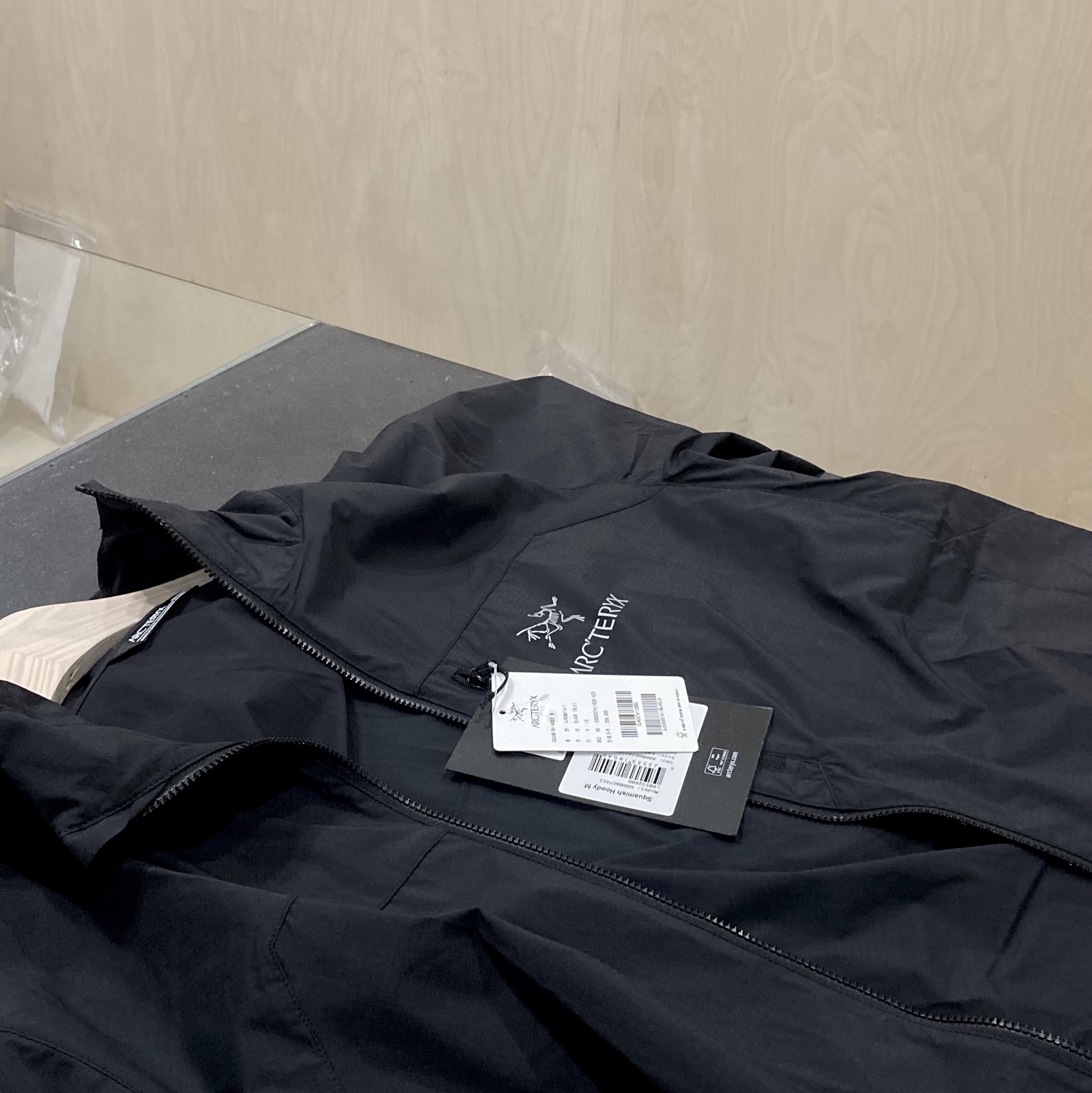 Arc'teryx Squamish Hoody Black, Matin Kim Accordion Wallet Silver 착용 스타일 - 1