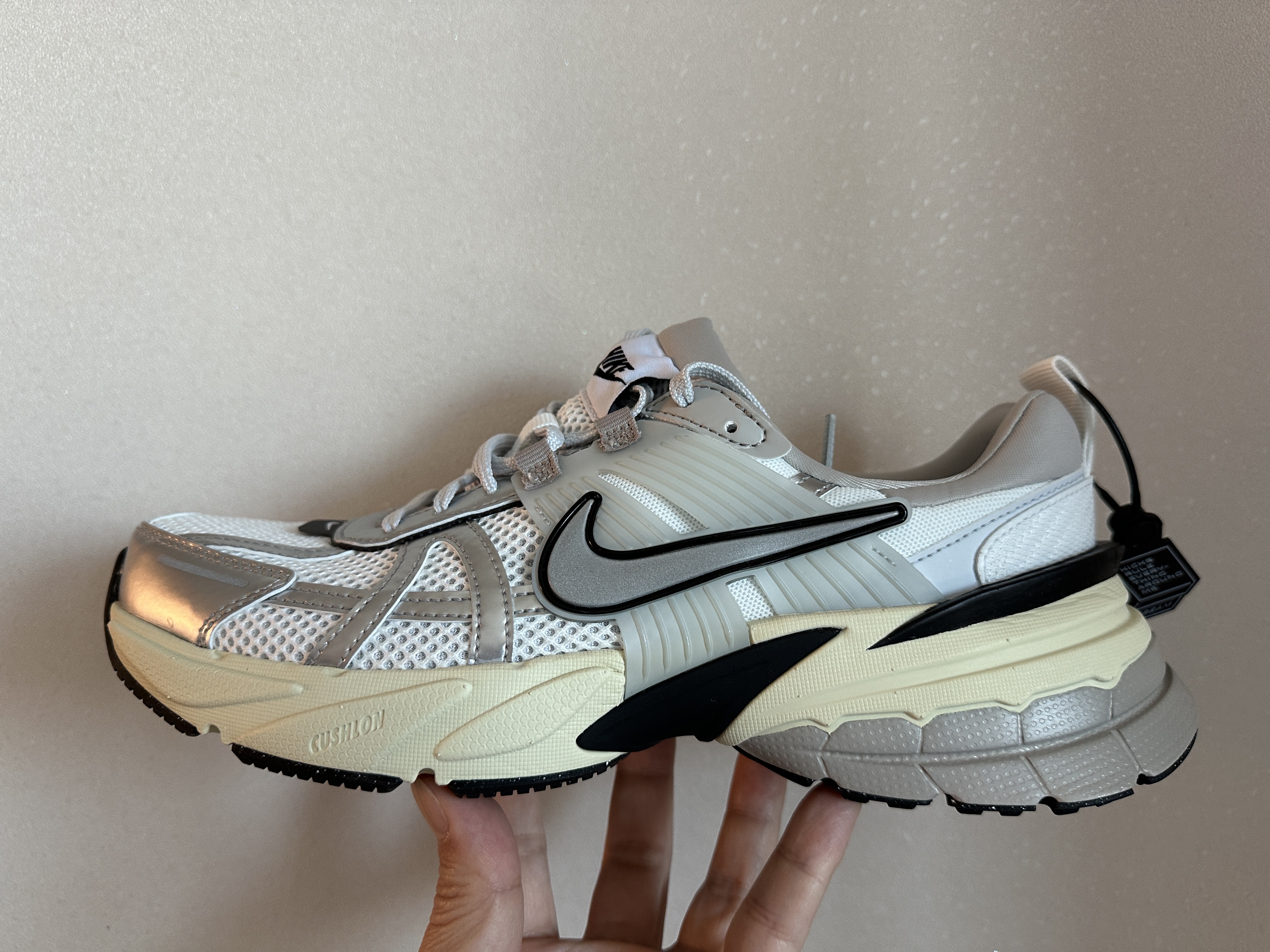 Nike V2K Run Summit White Metallic Silver 착용 스타일 - 2