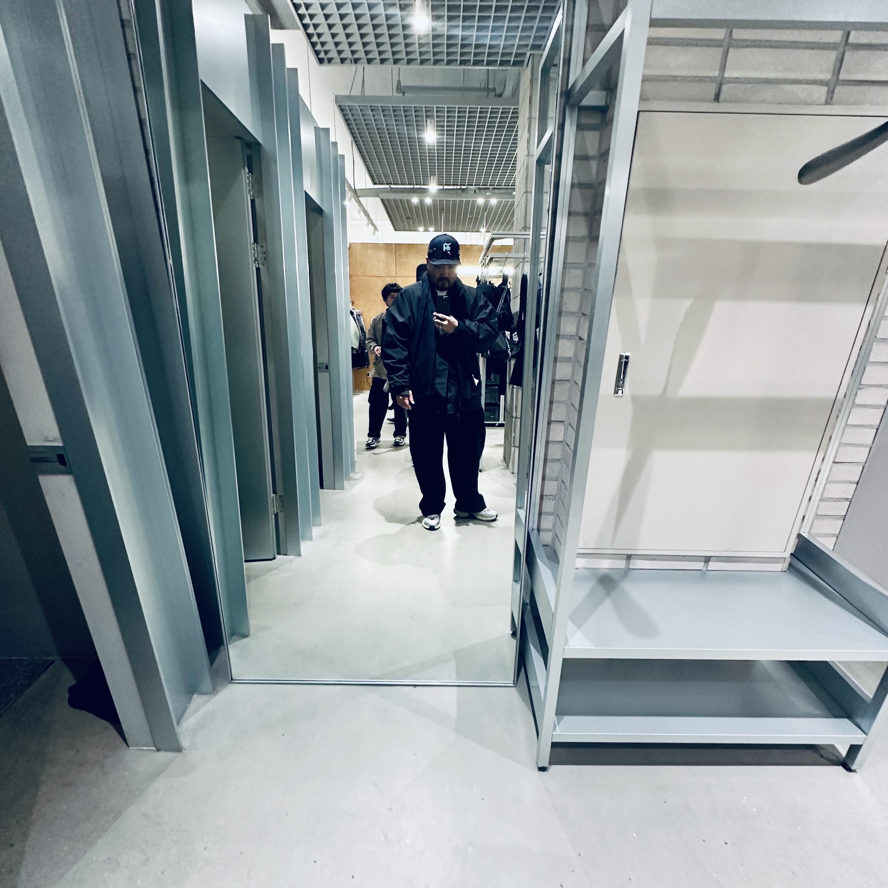 Nike V2K Run Summit White Metallic Silver 착용 스타일