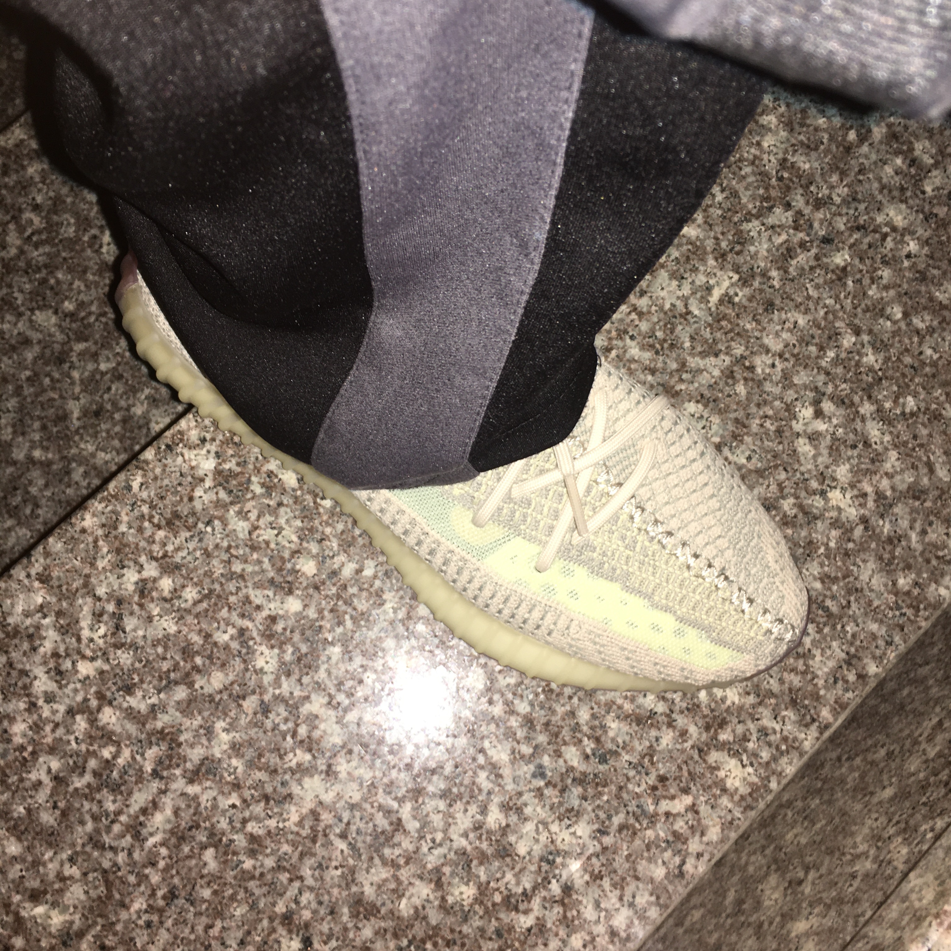 Adidas Yeezy Boost 350 V2 Citrin - Non-Reflective 착용 스타일