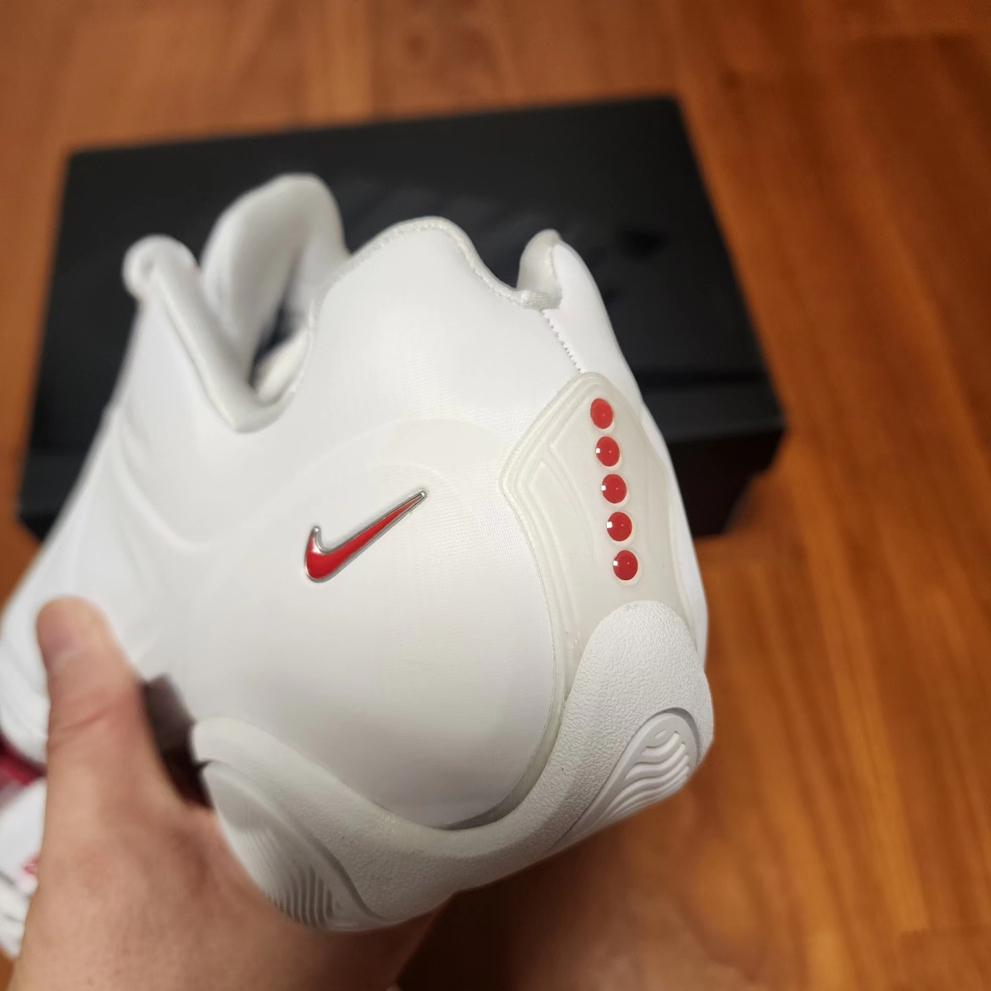 Nike x Supreme Air Zoom Courtposite SP White University Red 착용 스타일 - 6