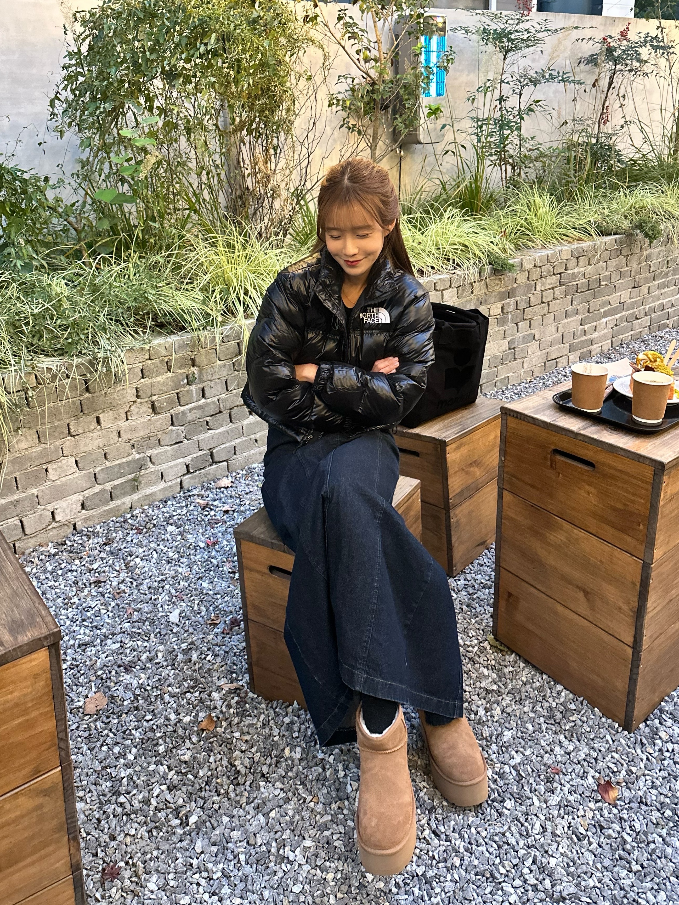(W) UGG Classic Ultra Mini Platform Boots Chestnut, Isabel Marant Small Yenky Logo Tote Bag Black 착용 스타일 - 3