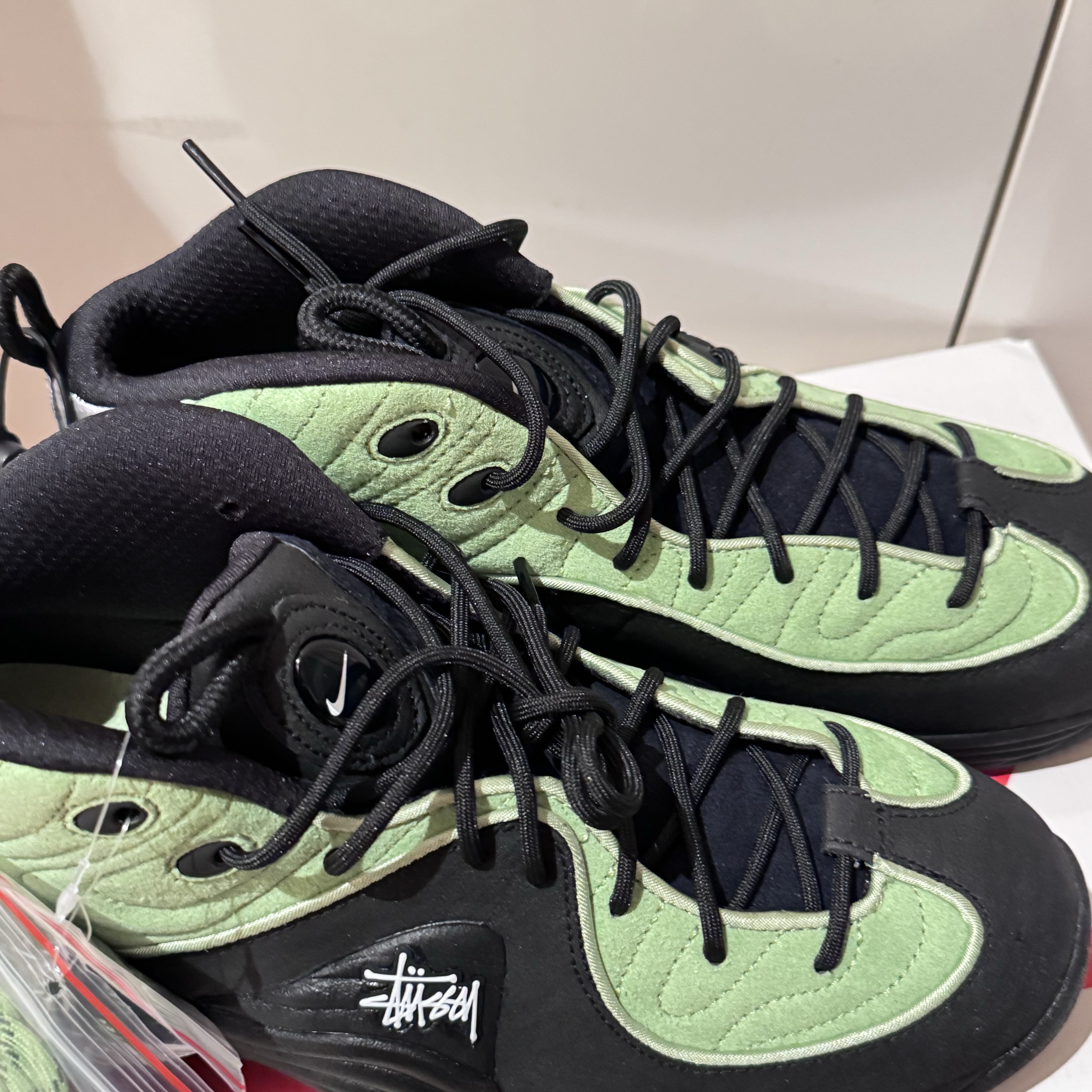 Nike x Stussy Air Penny II Vivid Green and Black 착용 스타일 - 2